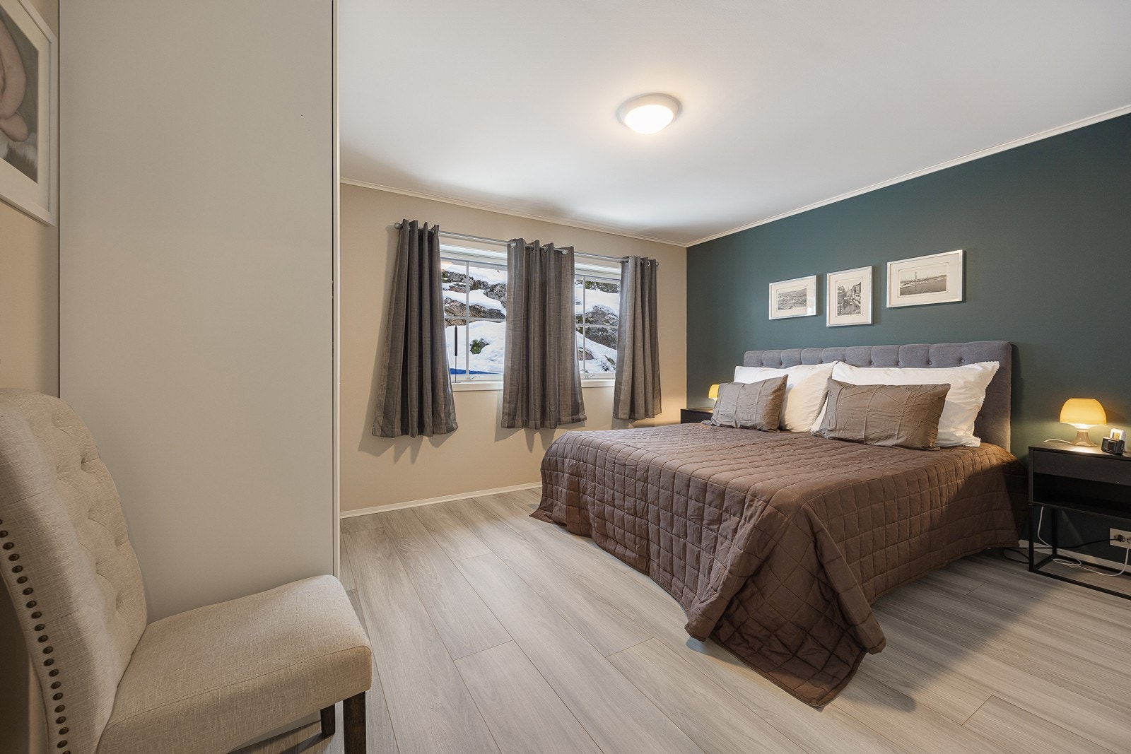 Det er plass til møblement i tillegg til seng og nattbord, og begge soverommene har store garderobeskap. Galleribilde