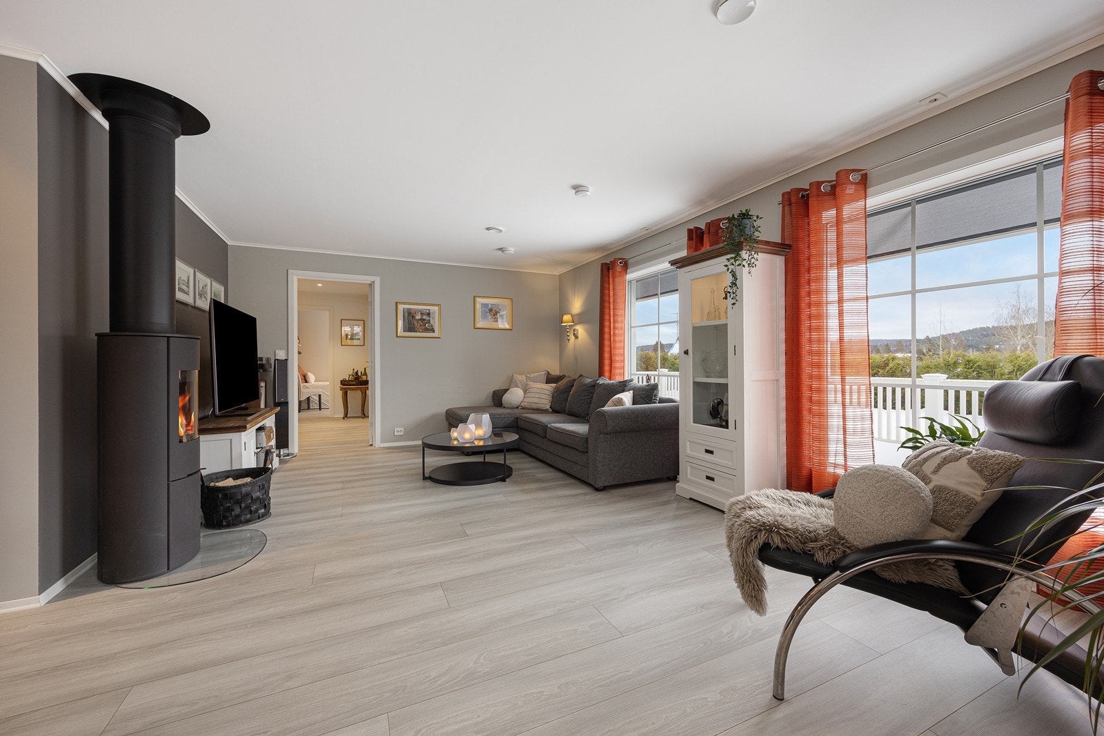 Store vinduer sørger for unik, naturlig lyssetting, og en peisovn er med på å sette den rette stemningen på kjøligere kvelder. Det er også varme i gulvet i allrommet. Galleribilde