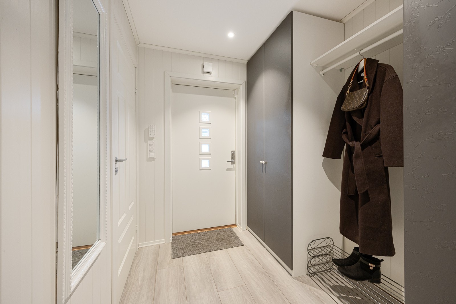 Vel inne blir vi ønsket velkommen i en innbydende entré med lysmalte vegger, downlights i himlingen og lys, enstavs laminat på gulvet, samt varme i ganggulvet. Galleribilde