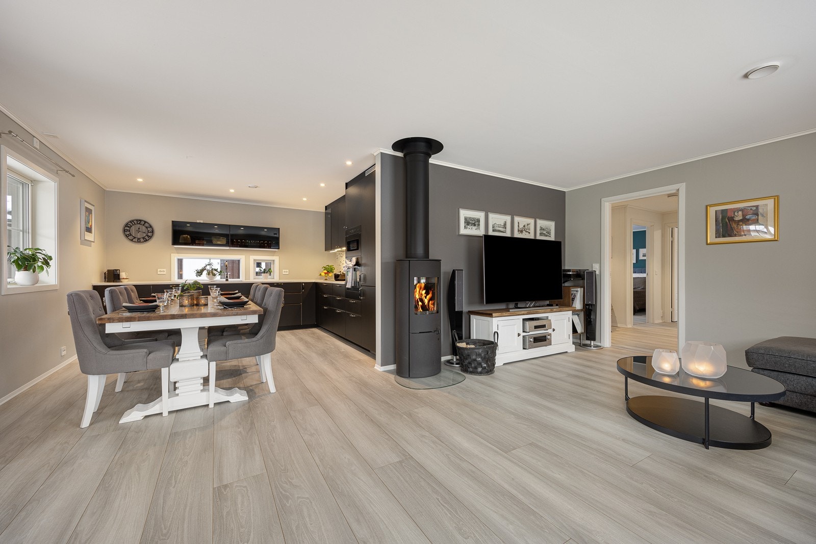 Stuen ligger i åpen løsning med kjøkkenet, og sammen danner de et stilfullt og innbydende allrom. Galleribilde