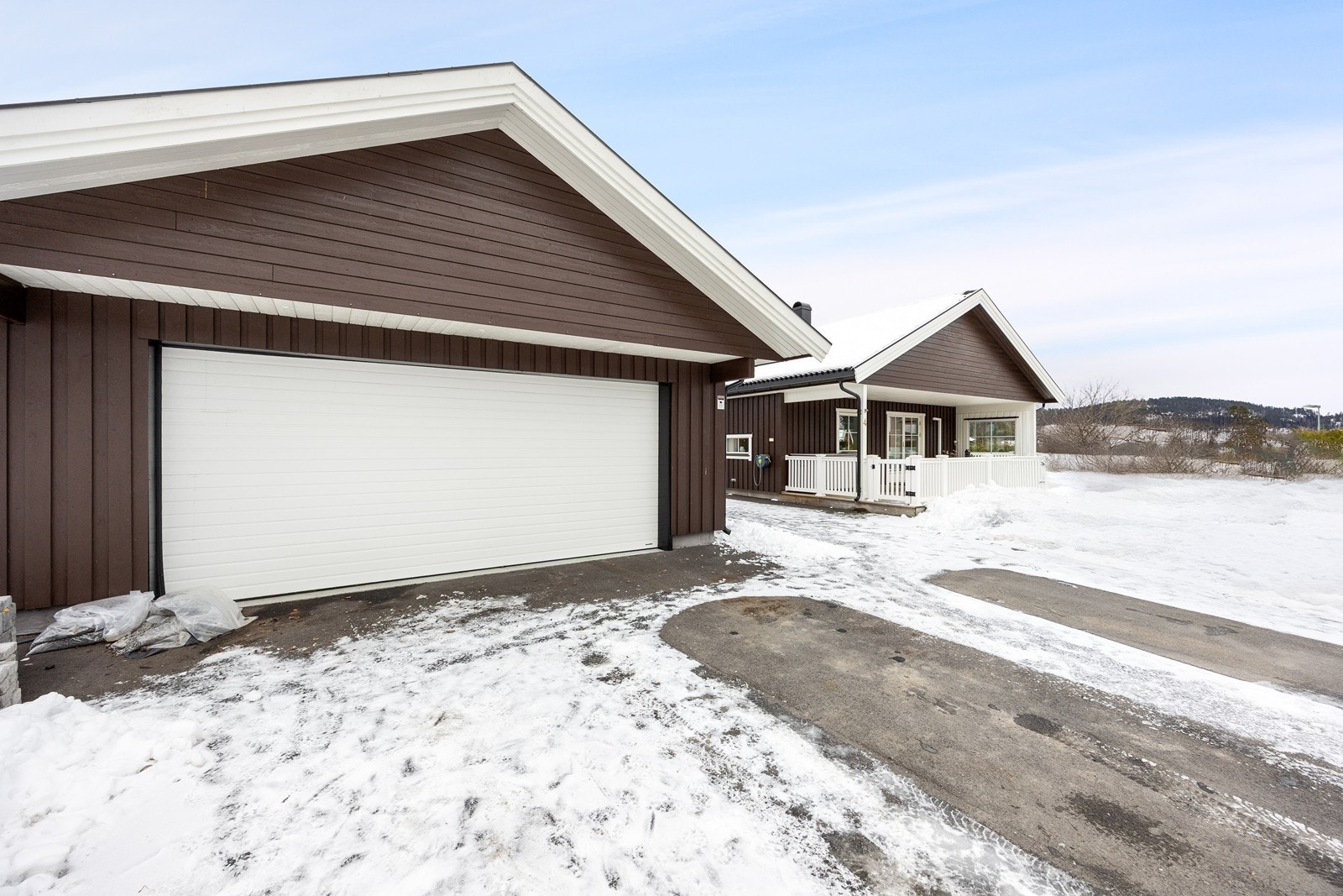 Det er parkering i en frittliggende garasje og på en asfaltert gårdsplass. Garasjen, som var ny i 2021, er på ca. 49 kvm, og har motorisert leddport og luft-til-luft varmepumpe. Galleribilde