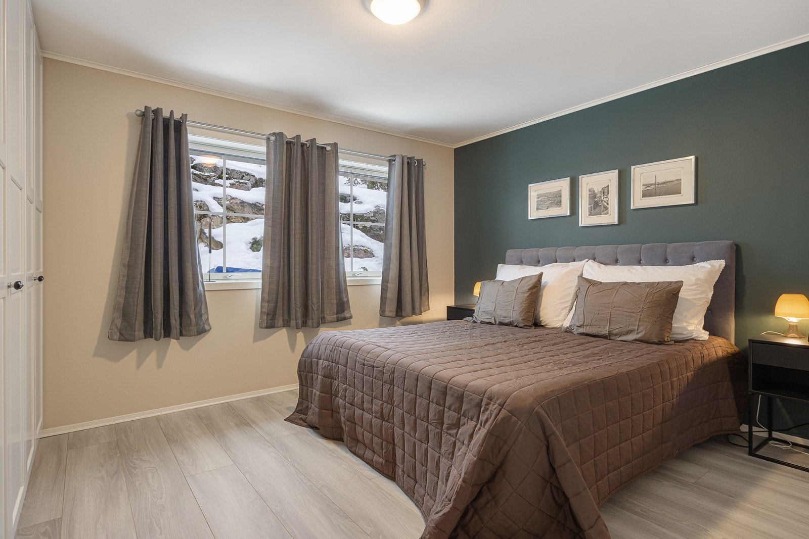 Store vinduer sørger for rikt, naturlig lysinnslipp og naturskjønt utsyn. Galleribilde