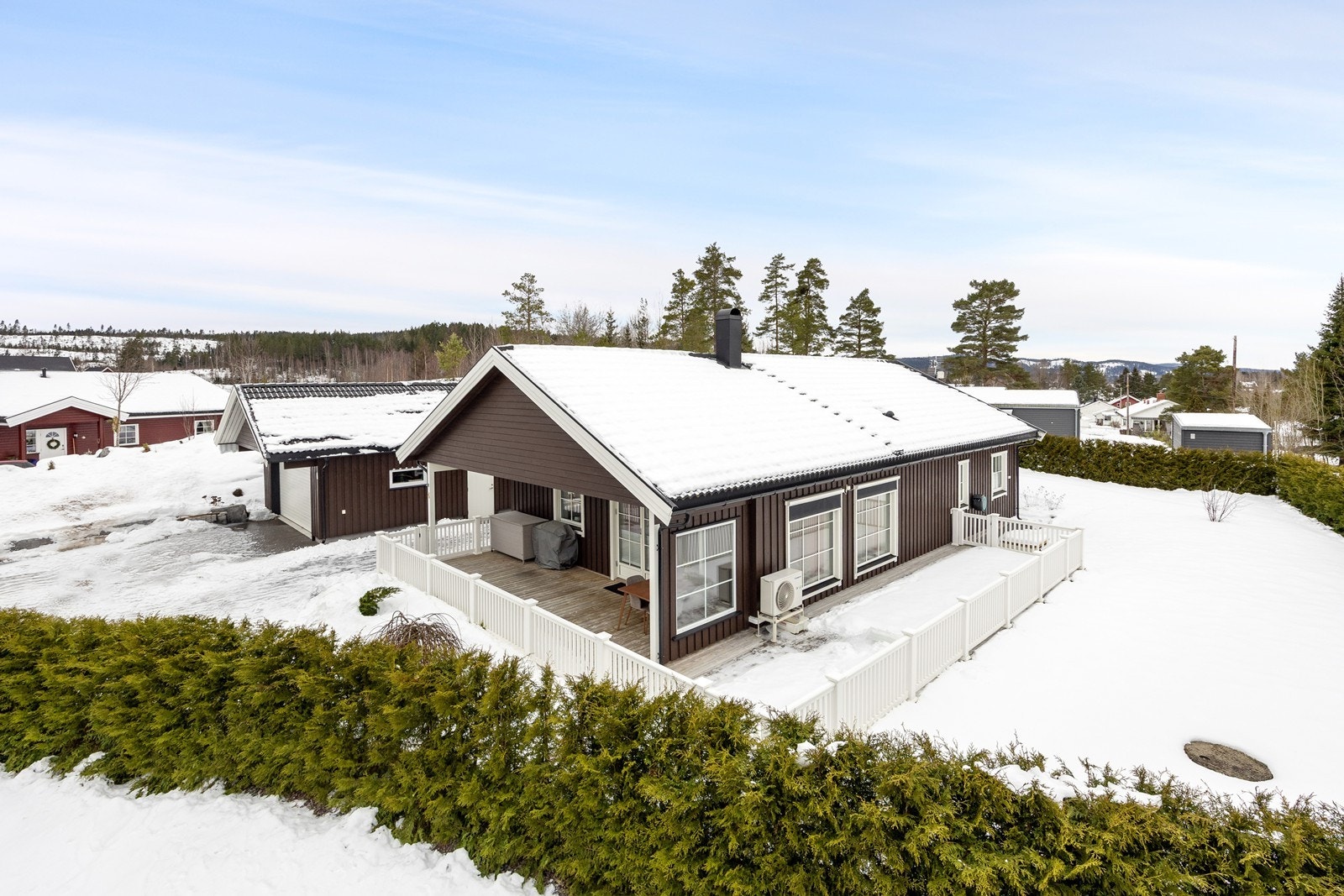 Eneboligen ligger fint plassert på en velstelt tomt i et rolig og barnevennlig boligområde. Omgivelsene er landlige og naturnære. Galleribilde