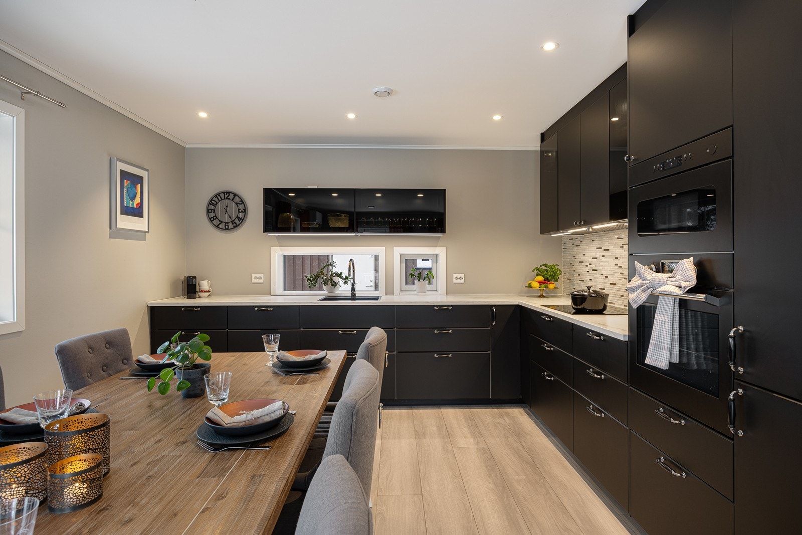 Videre er kjøkkenet utstyrt med integrerte hvitevarer som oppvaskmaskin, mikrobølgeovn, kjøl-/fryseskap, stekeovn og induksjonstopp, samt ventilator, komfyrvakt og god benkebelysning. Galleribilde