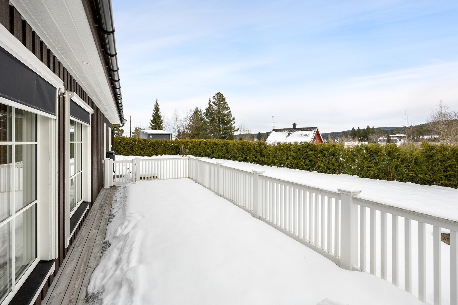 Det er tre barnehager i området, en nyere kommunal barnehage på Løken og to private barnehager på Momoen. Aurskog-Høland har to videregående skoler, og begge ligger på Bjørkelangen. Galleribilde