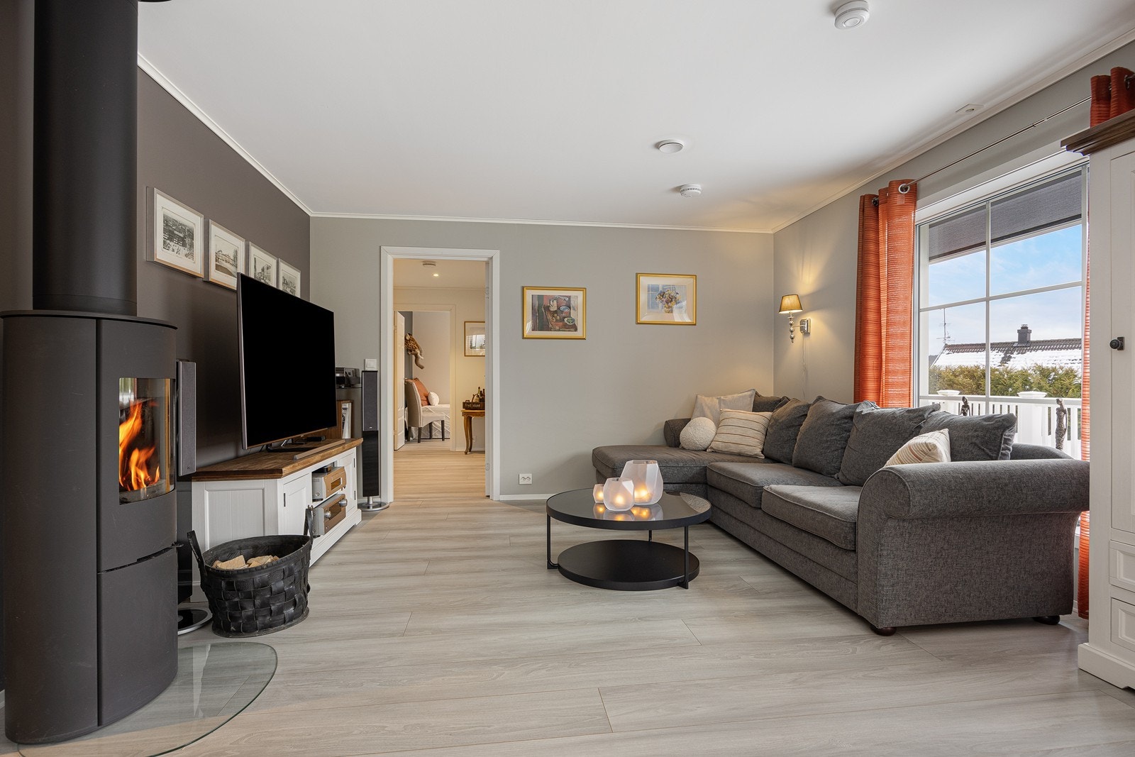 Veggene er malt i gråtoner som står godt til det lyse laminatgulvet. Galleribilde