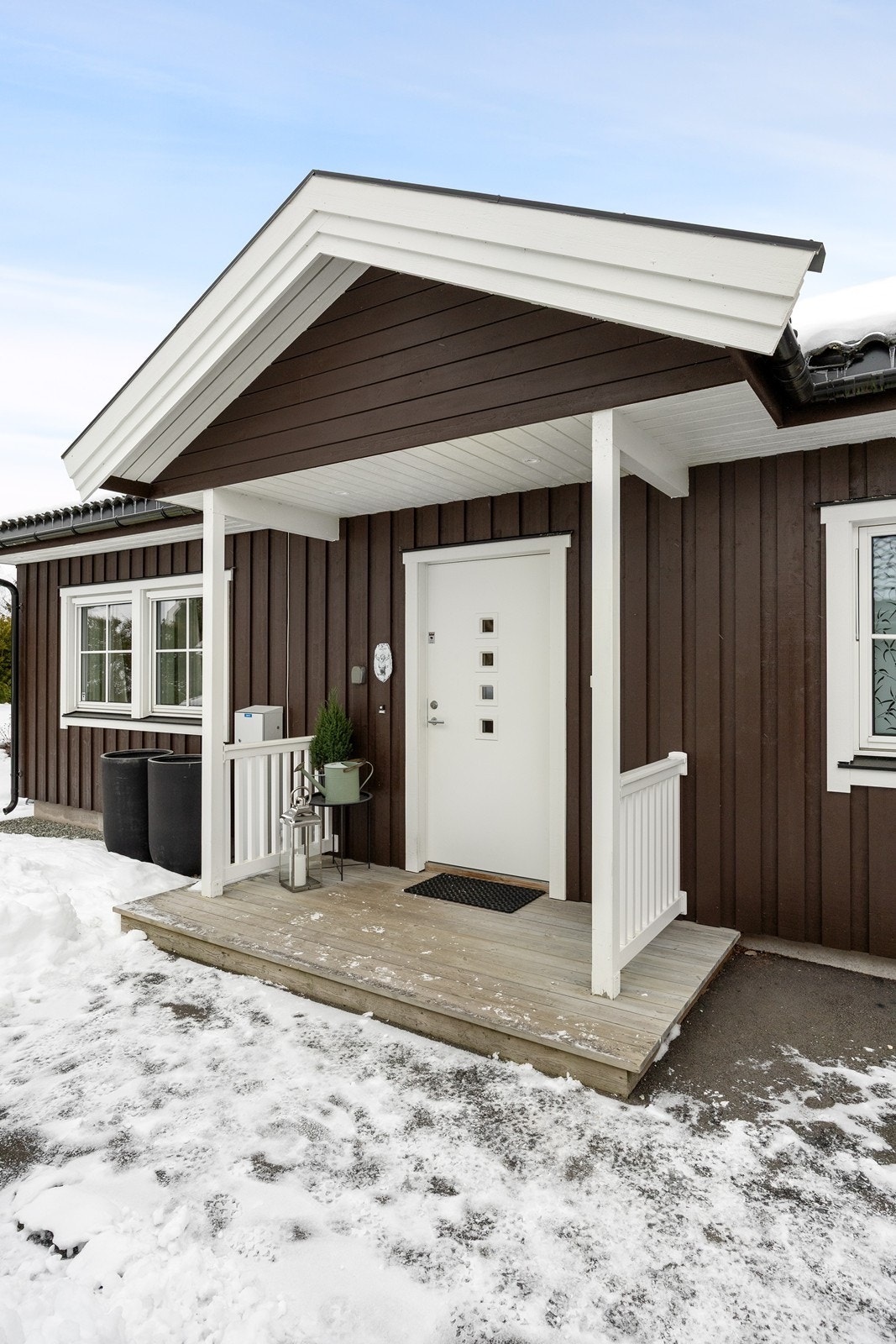 Eneboligen har et pent, overbygd inngangsparti med asfaltert adkomst, repos i tre og takmontert utebelysning. Galleribilde