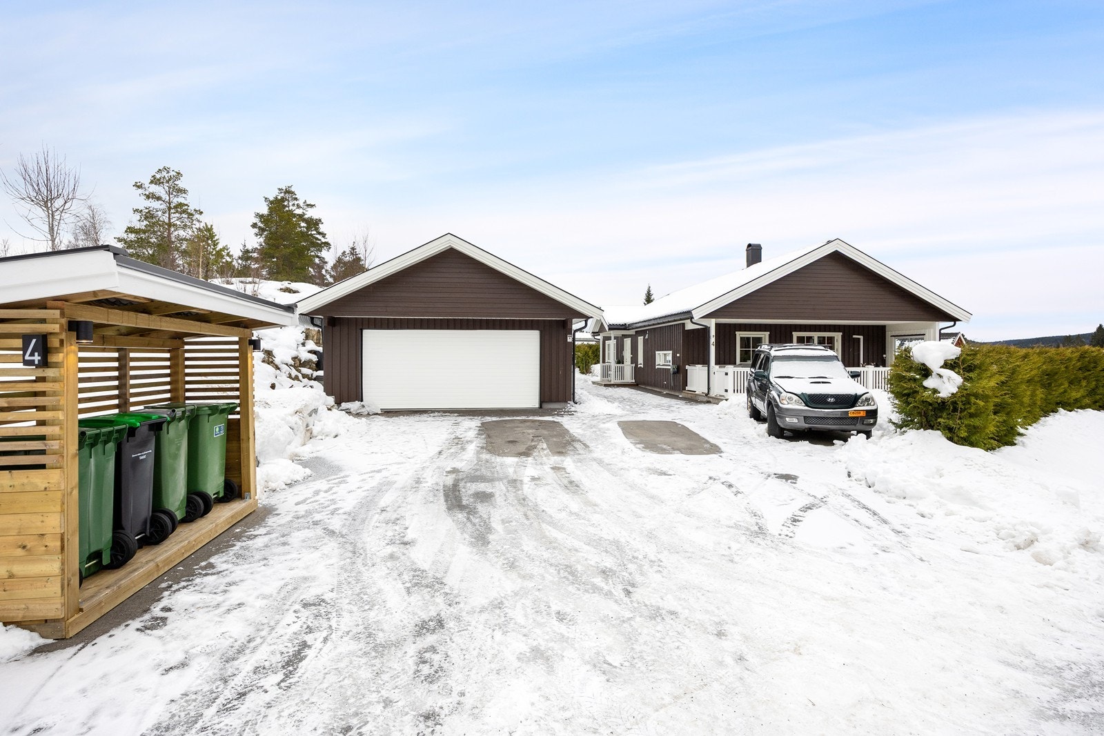 Den romslige gårdsplassen er asfaltert og har god plass til flere biler. Galleribilde