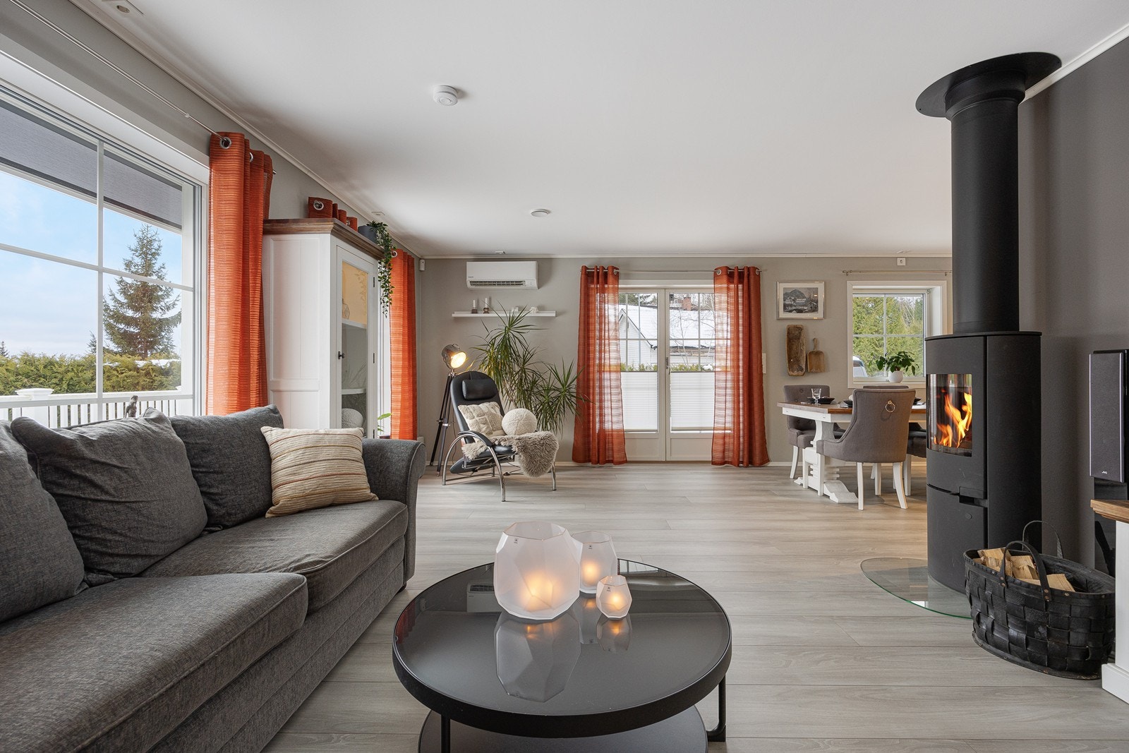 I allrommet er det en luft-til-luft varmepumpe fra 2020, og fra stuesonen er det utgang til en stor, dels overbygd terrasse. Galleribilde