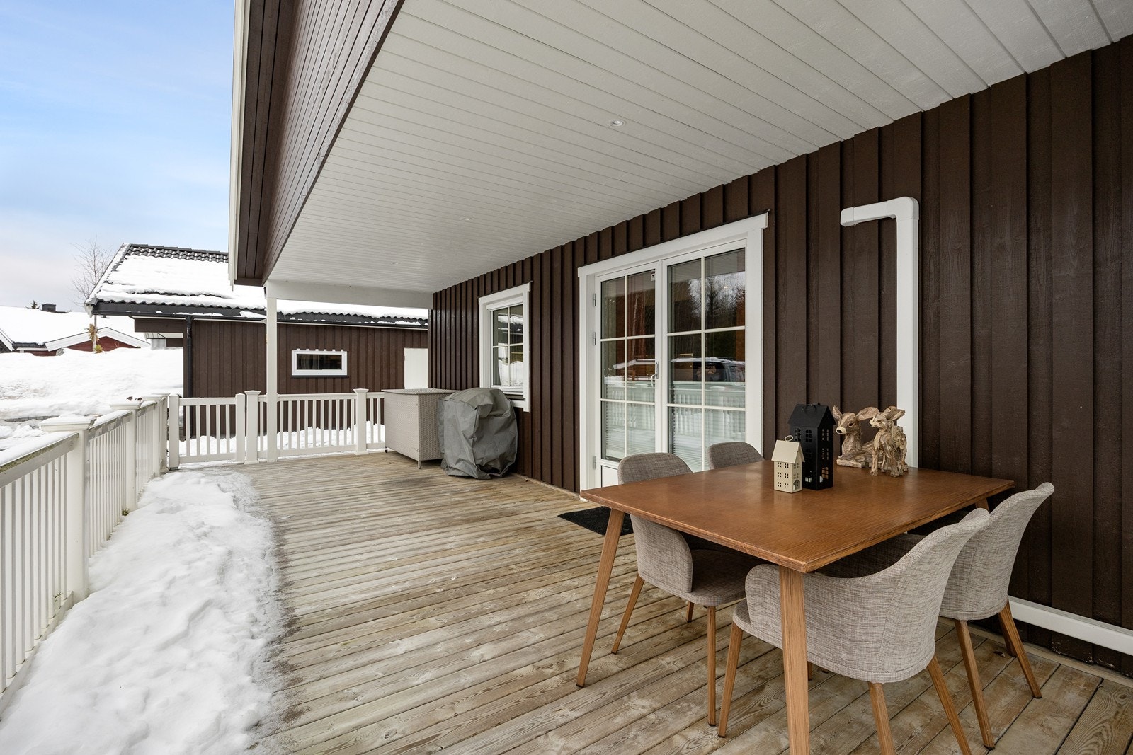 I nærområdet er det grendehus og fotballbane. Øst for tettstedet ligger Foståskollen med mulighet for fine gåturer. Galleribilde