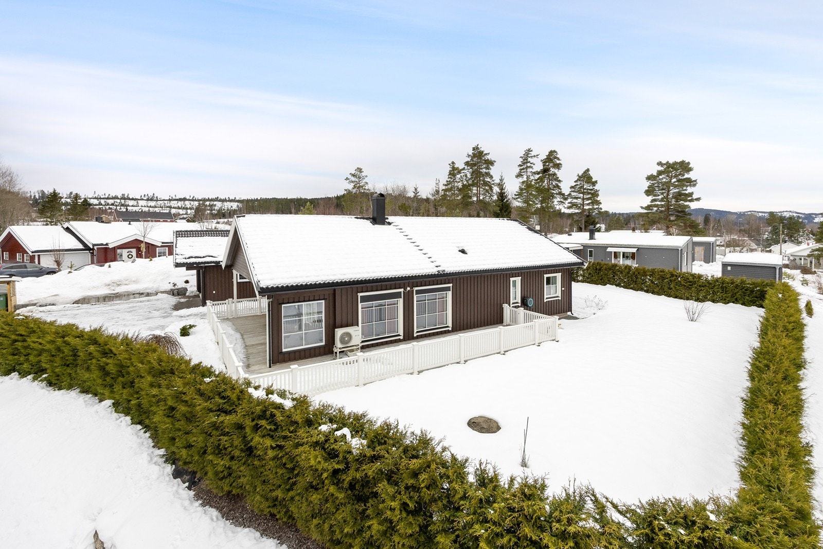 Gode solforhold kan nytes til det fulle på en dels overbygd terrasse. Her er det plass til grill og det man måtte ønske av utemøblement, og overbygget sørger for brukstid selv i litt ruskevær. Galleribilde