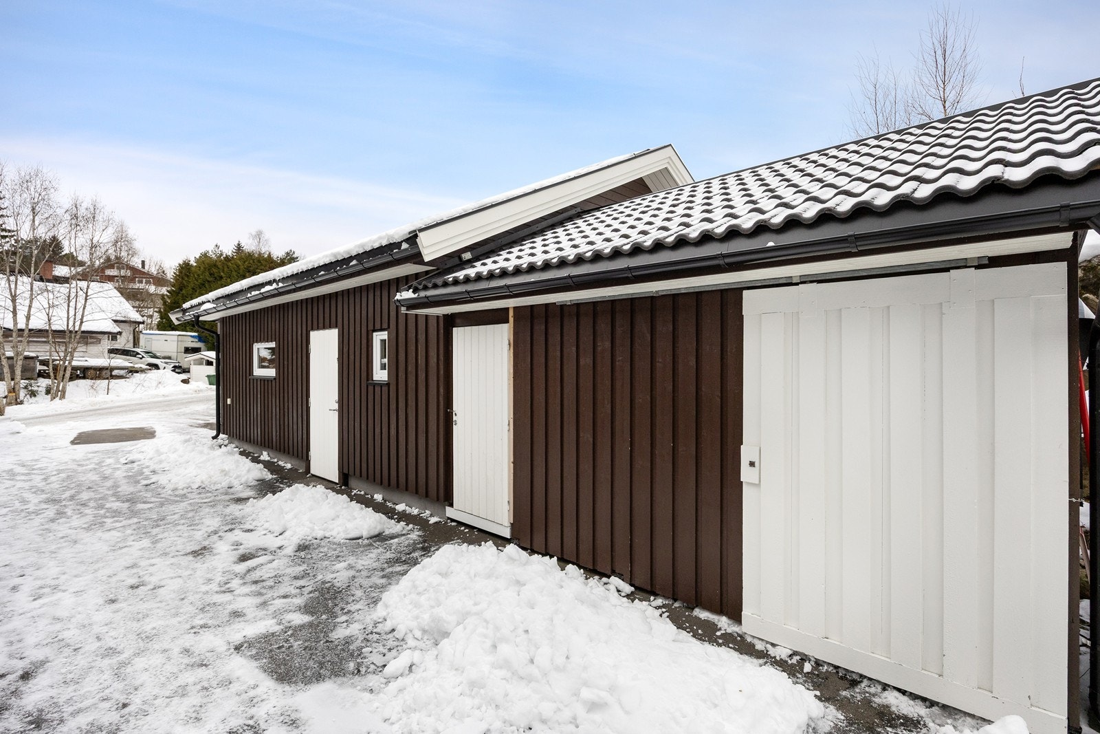 Tilliggende garasjen er det flere uteboder med god lagringsplass. Galleribilde