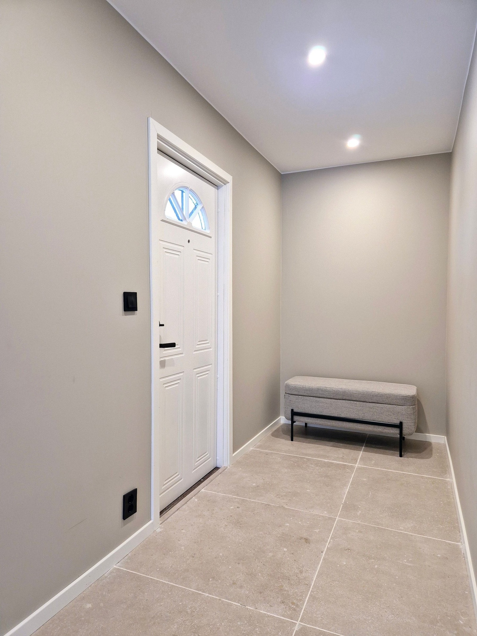 Lys og romslig gang med 80x80 cm fliser. Galleribilde