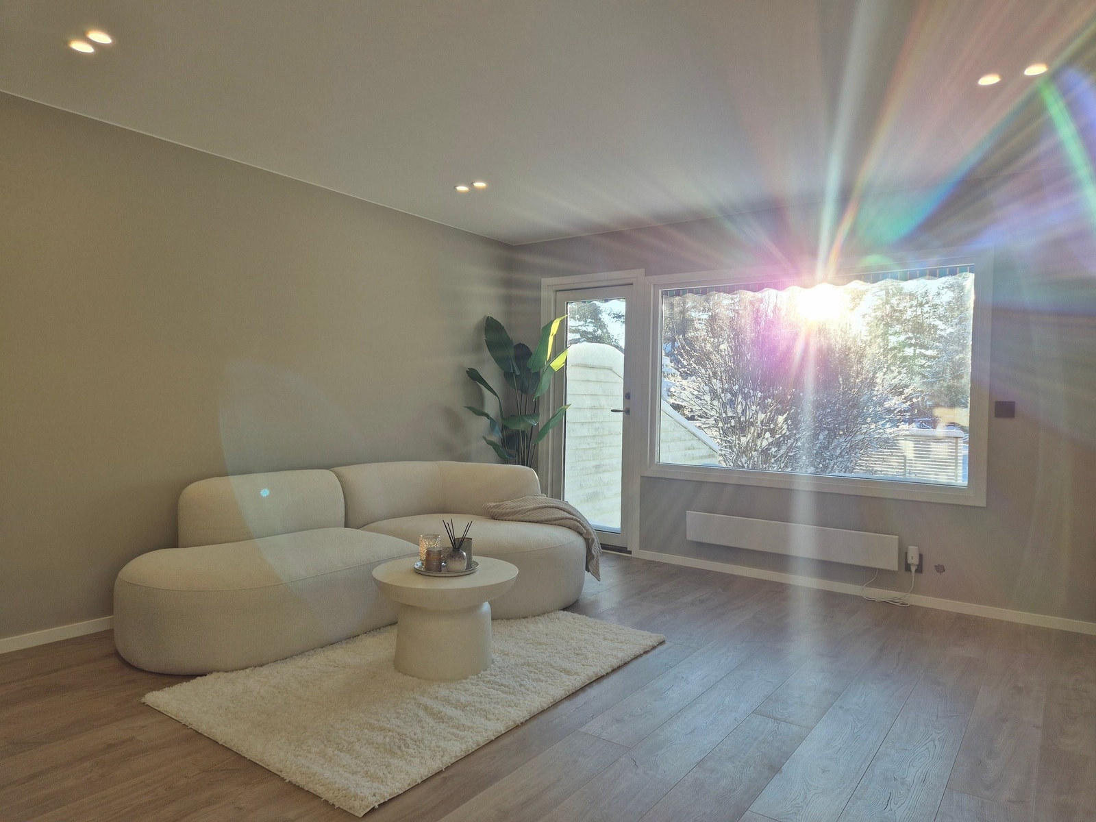 Store vindusflater som gir rikelig med naturlig lys. Direkte utgang fra stua til terrasse. Galleribilde