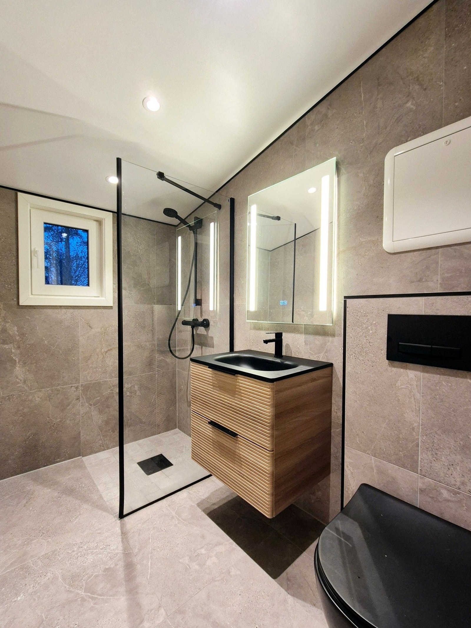 Dusjsone med dusjvegg og nytt vindu. Skuffer med soft close-funksjon. Galleribilde