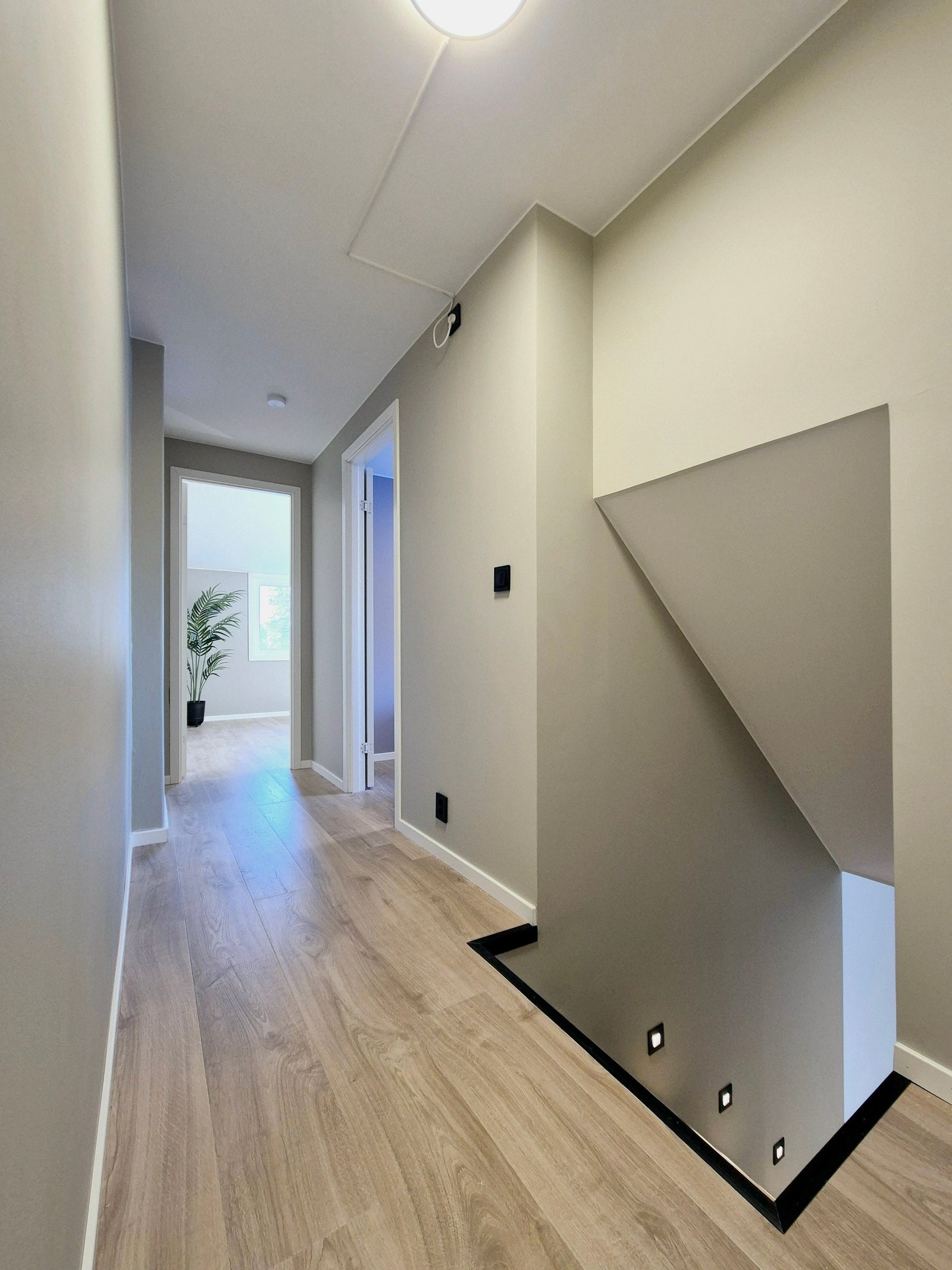 Lys og romslig gang i andre etasje med enkel tilgang til alle soverom og bad. Galleribilde