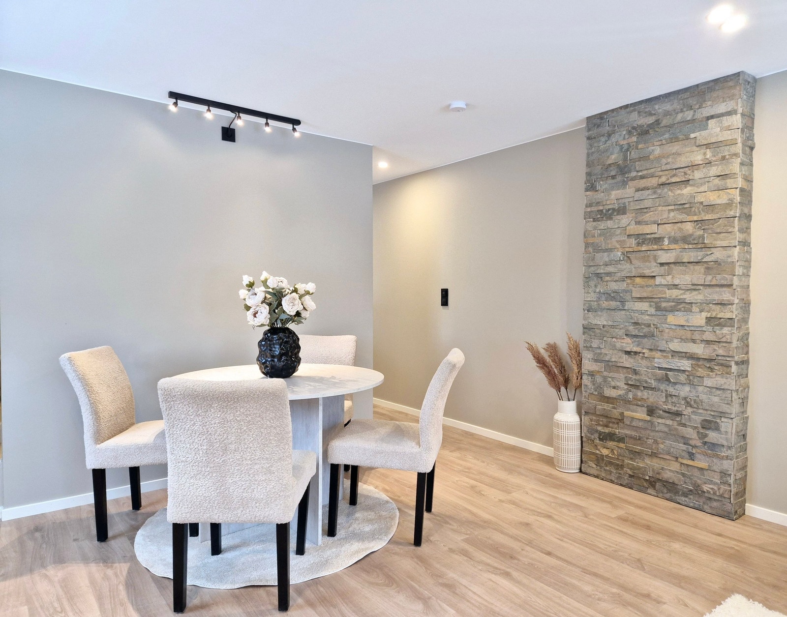 Natursteinskledd vegg som skaper varme og karakter i rommet. Galleribilde