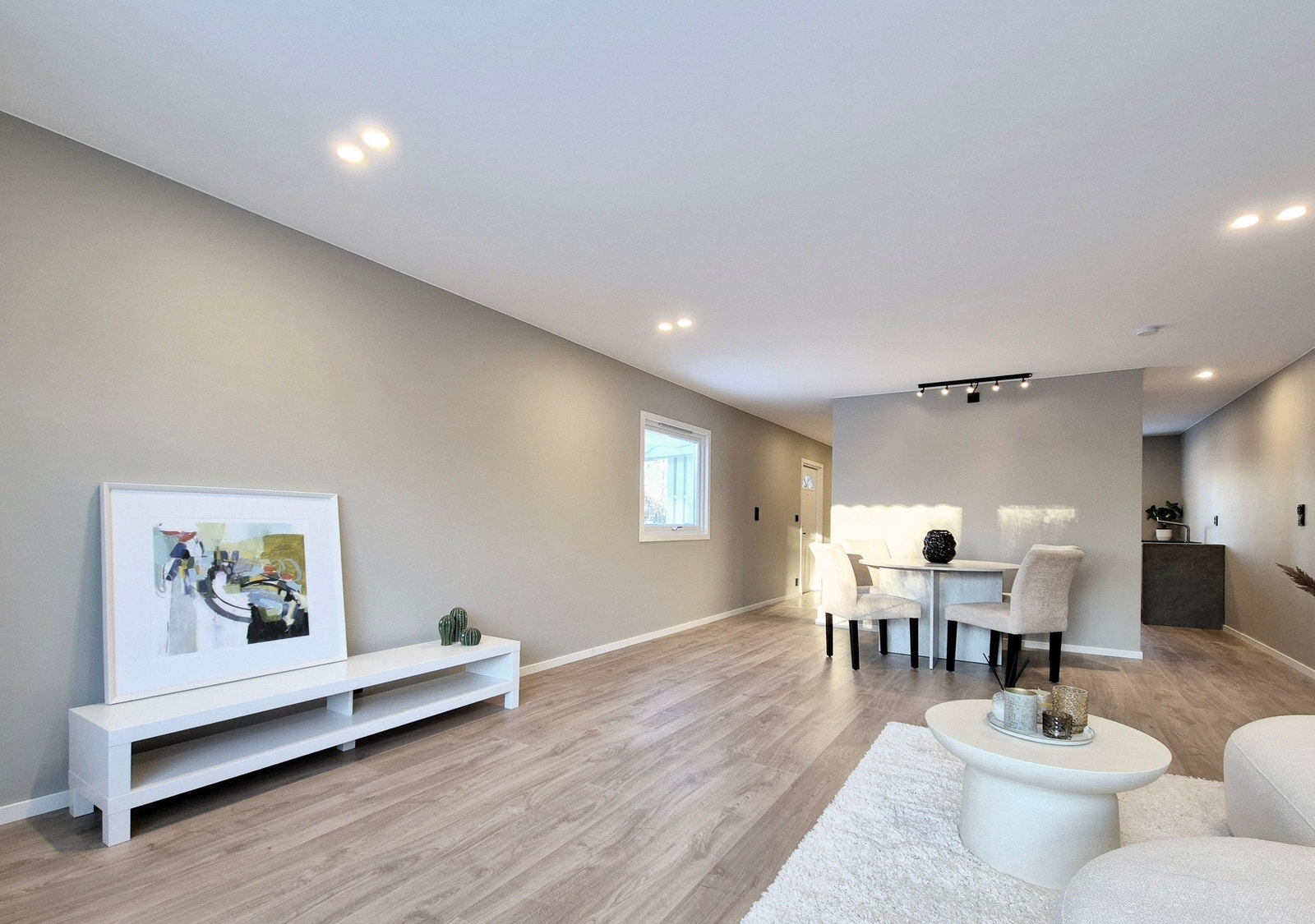 Stue med romslig planløsning som gir plass til sofagruppe, spisegruppe og TV. Galleribilde