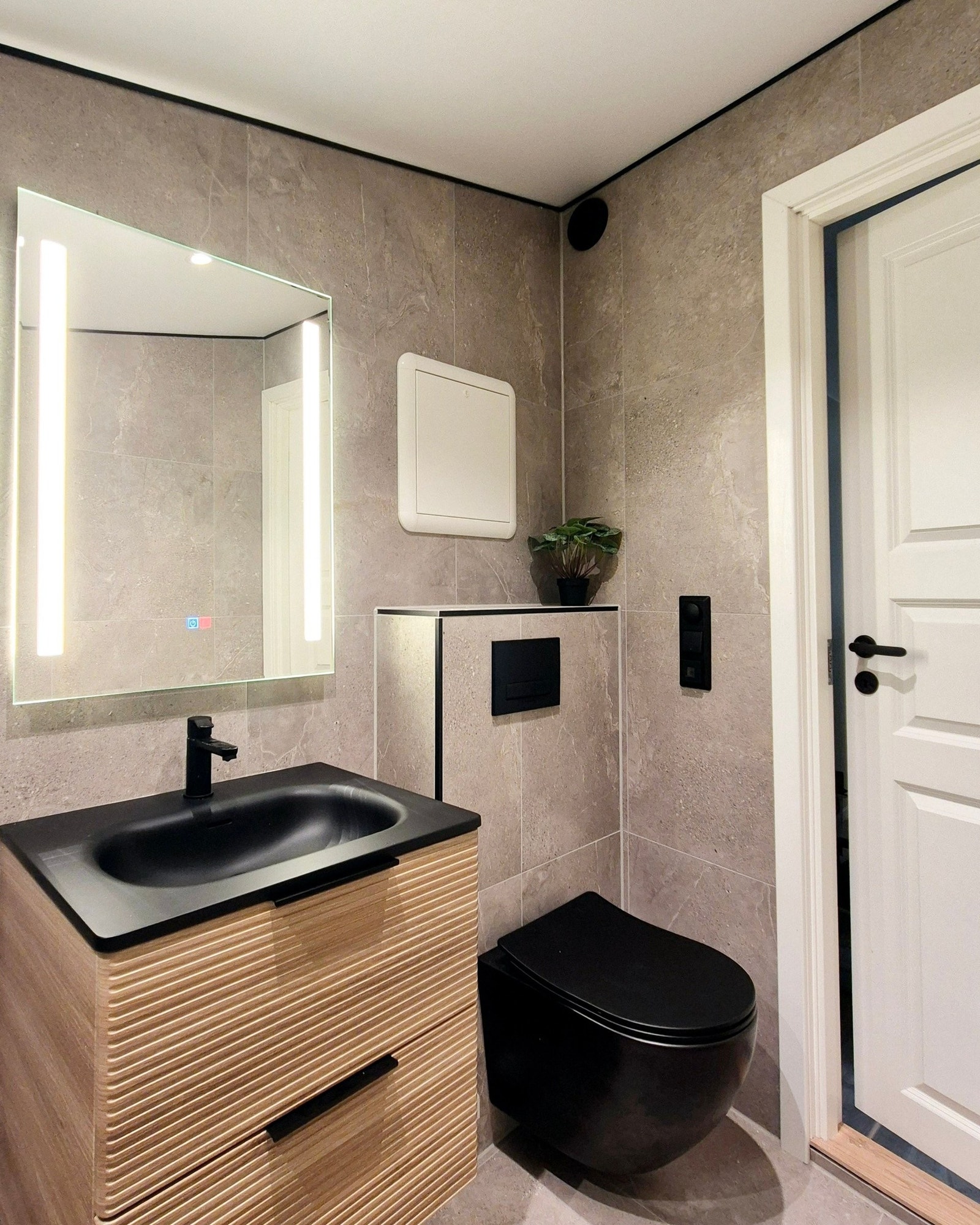 Nytt bad med lekre detaljer. Lysspeil med to touchknapper. Den ene brukes til å skru på/av, justering av fargetemperatur og dimming. Den andre brukes for å sku på/av anti-dugg-funksjonen. Galleribilde