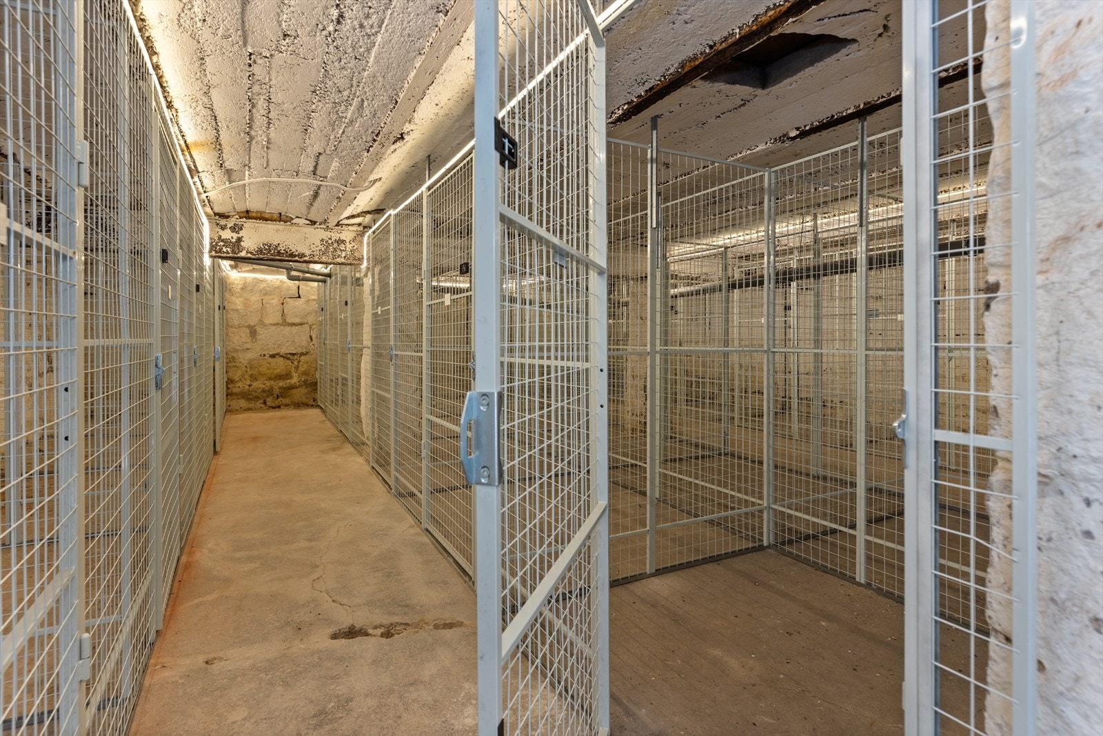 Det medfølger en praktisk bod på cirka 5 kvm. Galleribilde