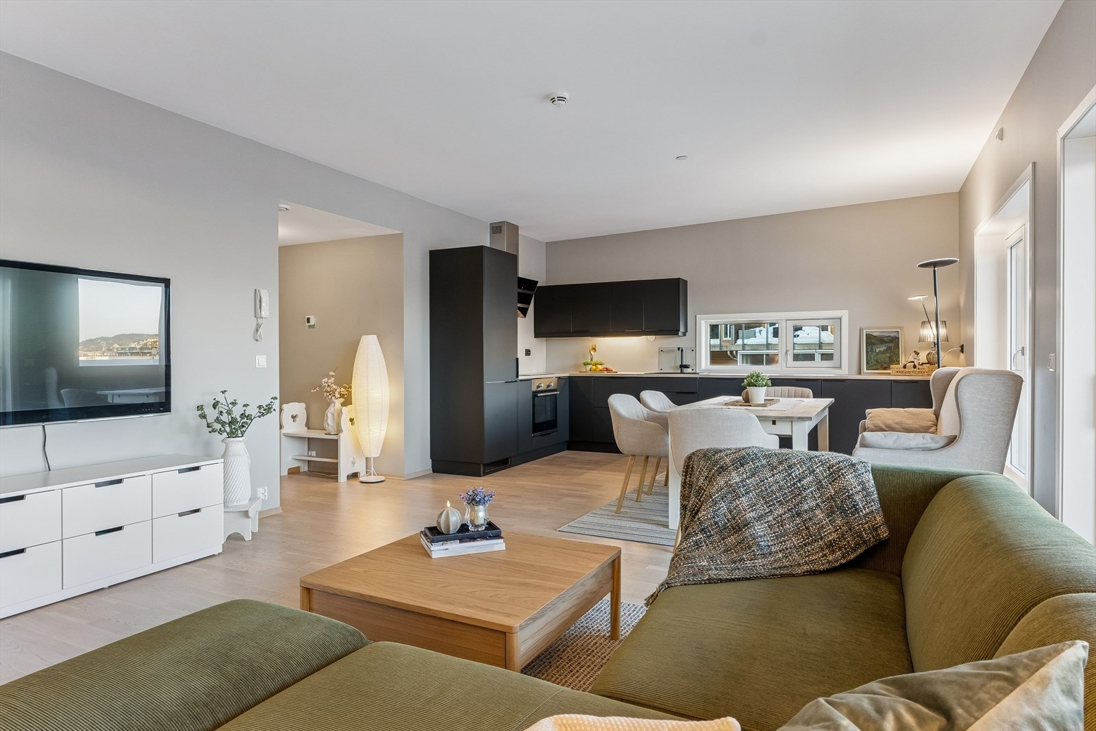 Betaler du ut andel fellesgjeld så blir den månedlige felleskostnader kr 6791,- inkl. kommunale avgifter, driftskostnader, elektroniske avtaler, vannbåren varme og varmtvann. Galleribilde