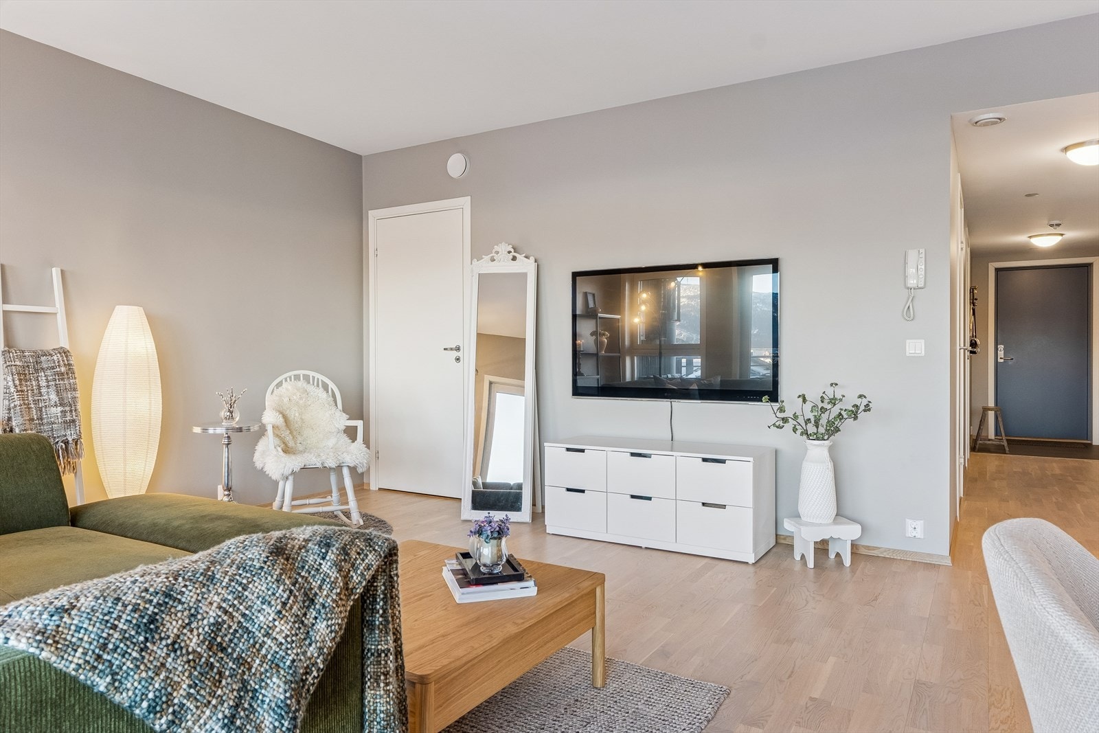 Fra stuen er det inngang til en praktisk innebod på ca 3 m2. Galleribilde