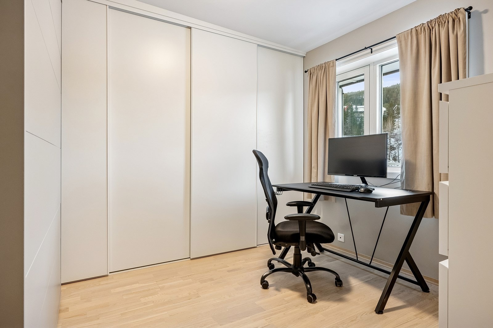 Soverom 3 av (3). 12 m2. Stor skapseng og skyvedørsgarderobe. Brukes av nåværende eier som kontor Galleribilde