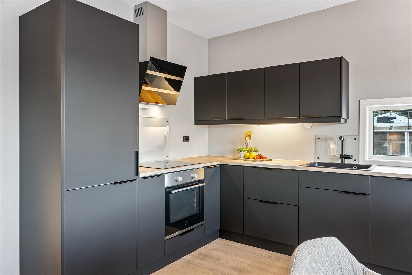 Integrerte hvitevarer med oppvaskmaskin, komfyr, mikrobølgeovn, og kjøl/fryseskap. Ventilator over kokeplass. Galleribilde