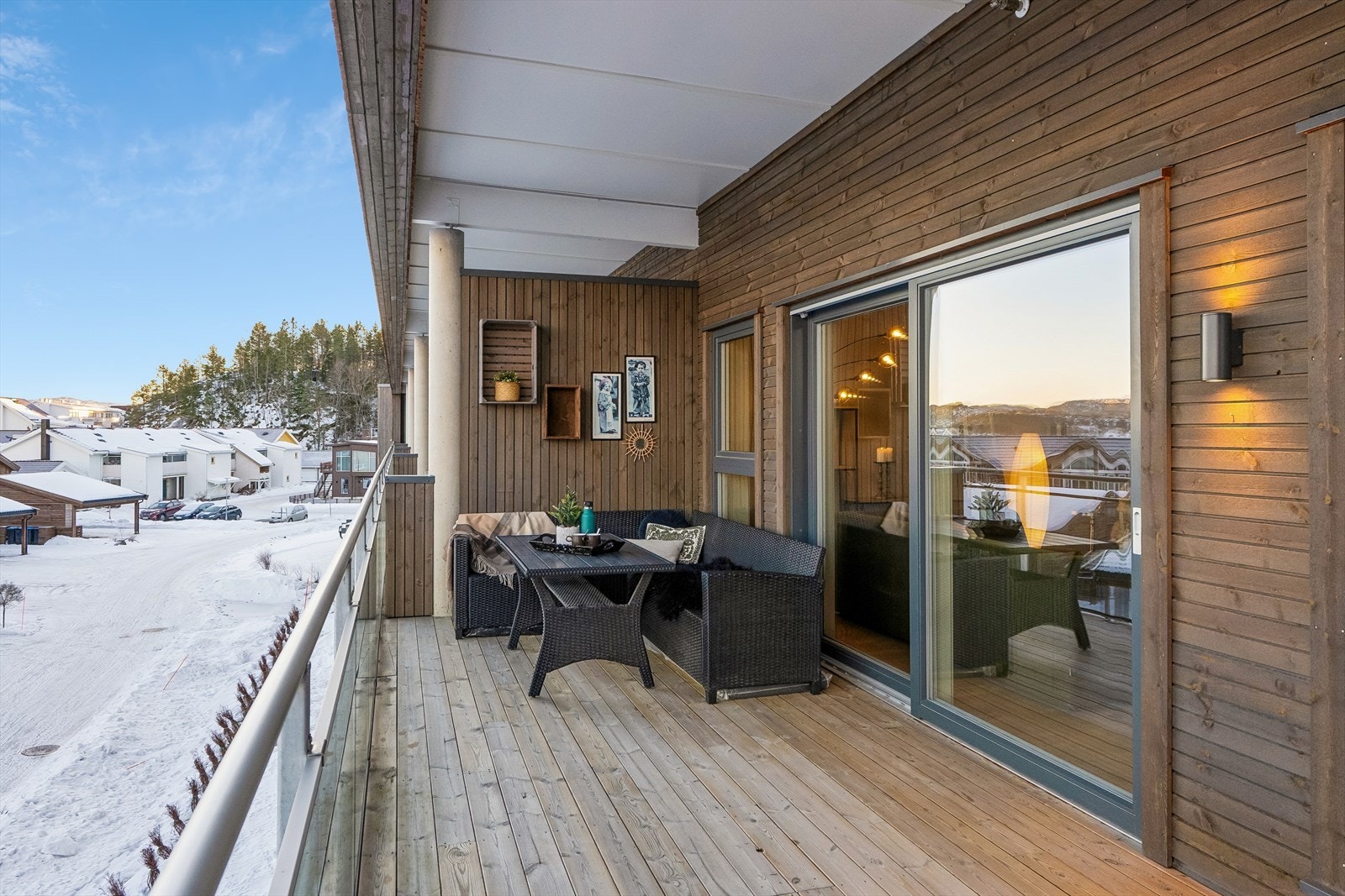 Stor overbygd terrasse på hele 19 m2 med adkomst fra heve/-skyvedør på stue. Galleribilde