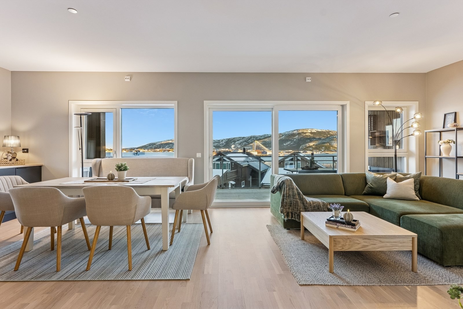 Hjørnebeliggenhet med vindu over kjøkkenbenk, store vindusflater i front samt flott utsikt bidrar til god romfølelse. Galleribilde