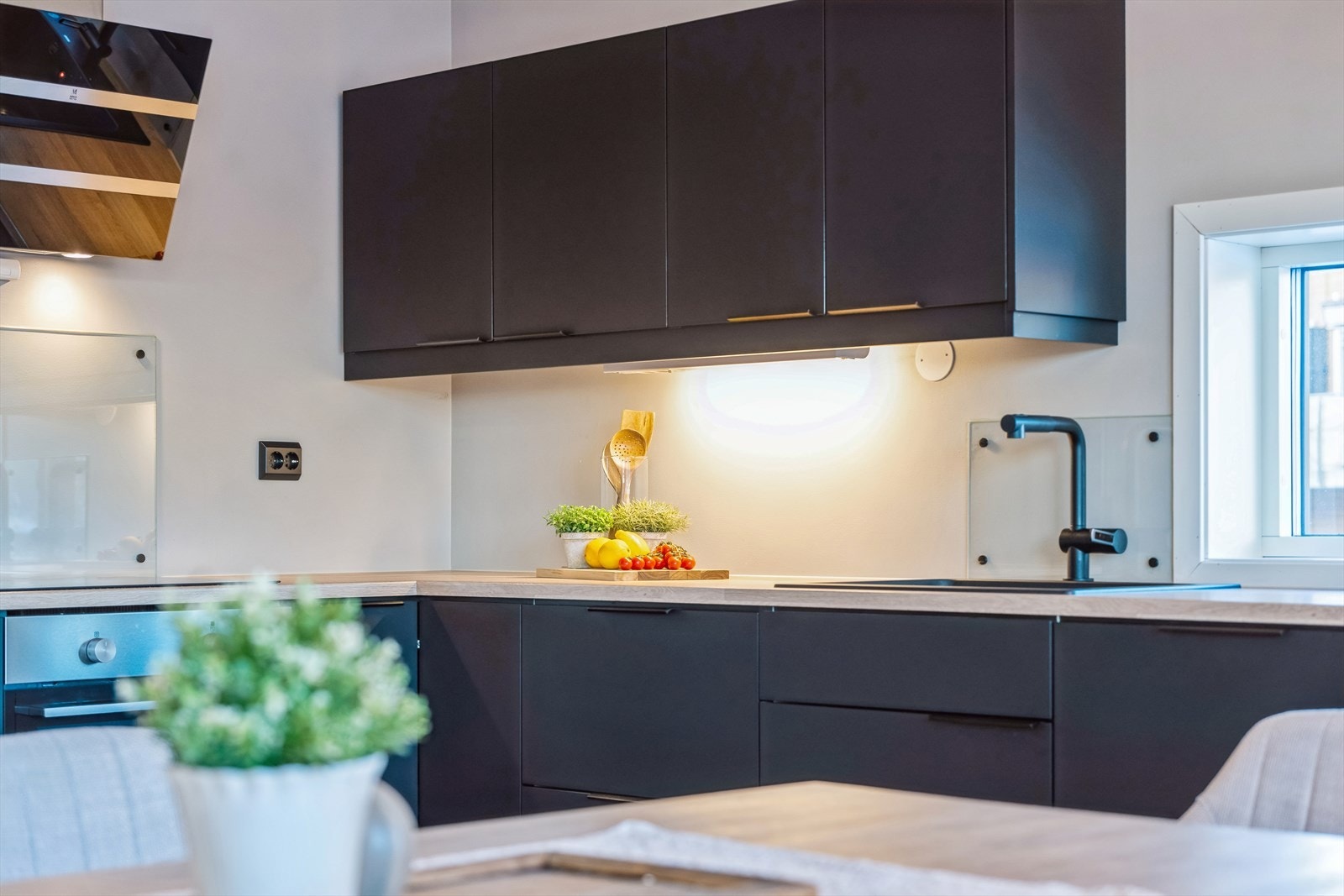 Norsk produsert kvalitetskjøkken merke Nygård med integrerte hvitevarer. Laminat benkeplate med nedfelt kum og induksjonstopp. Galleribilde