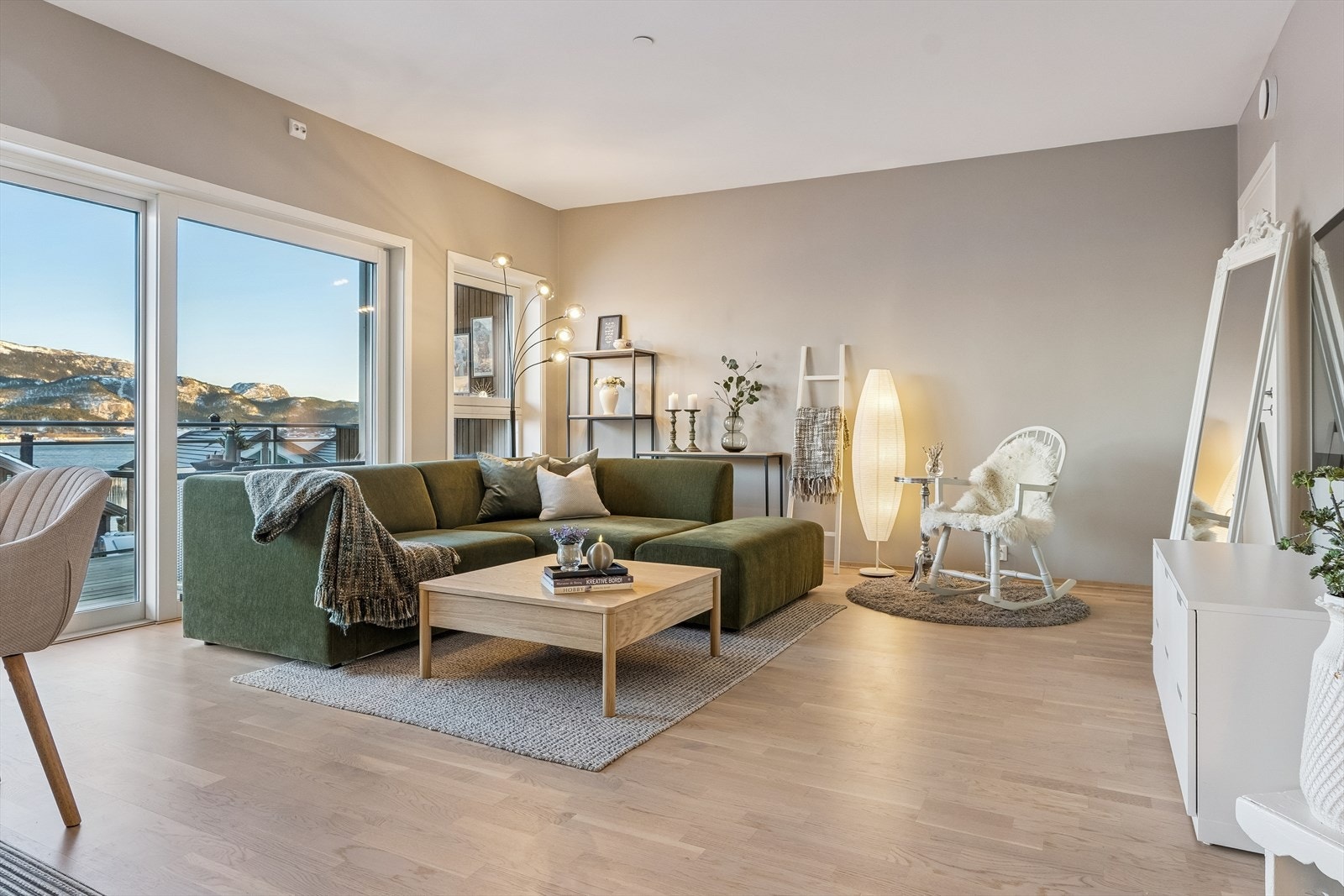 Stue og kjøkken er i underkant av 50 m2. Galleribilde