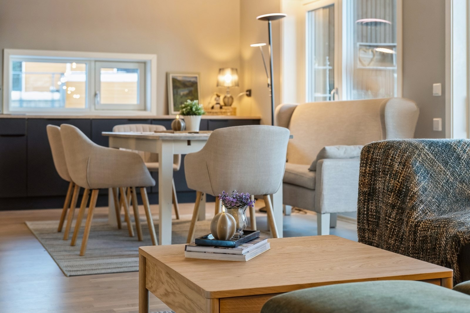 Endeleilighet med vindu over kjøkkenbenk. Galleribilde