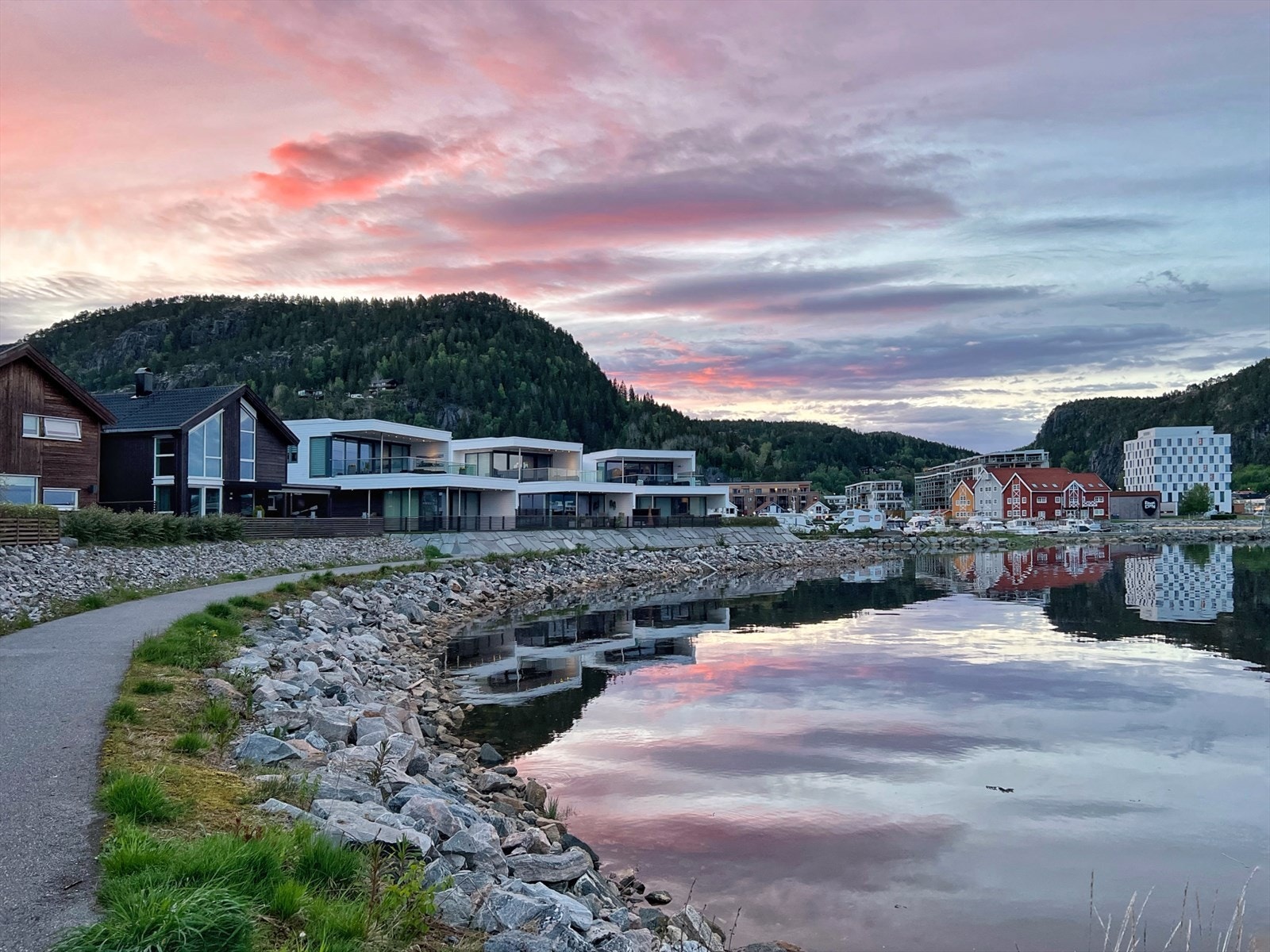 Maritime omgivelser med småbåthavna og sjøen som nærmeste "nabo." Samtidig som det ligger rolig og tilbaketrukket er det svært sentralt med gangavstand langs en bilfri promenade til Namsos sentrum Galleribilde