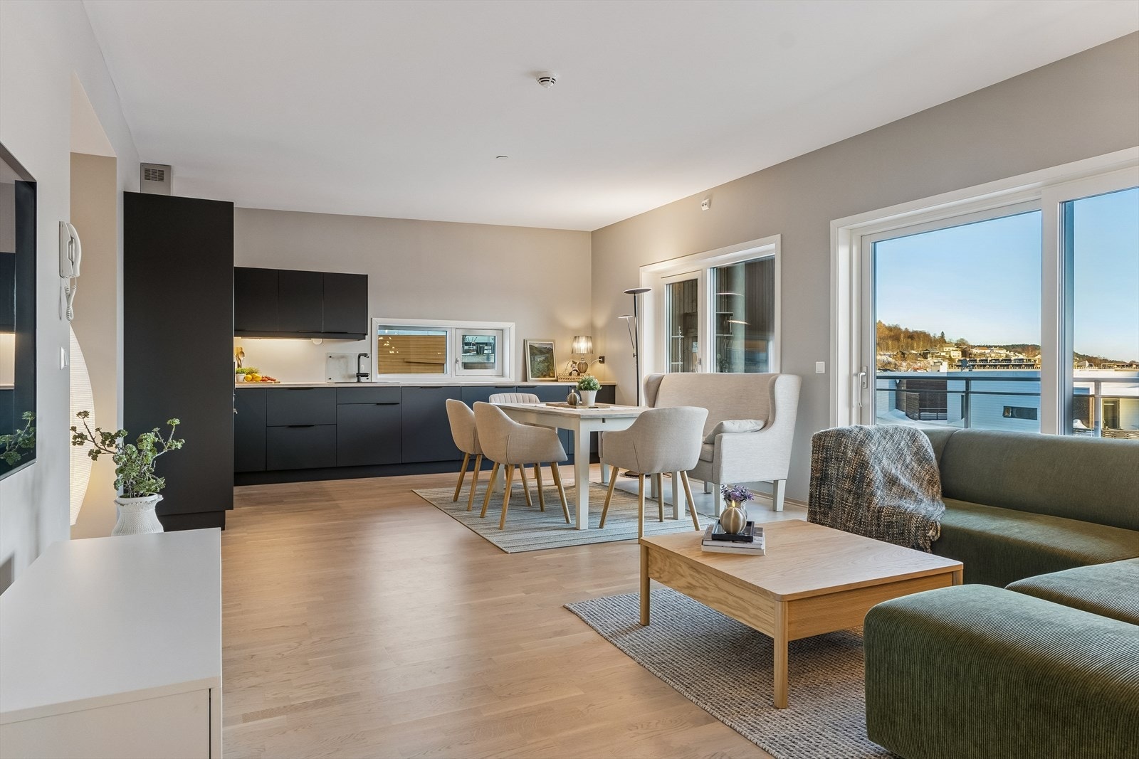 Leiligheten har deilig vannbåren varme i gulv på stue/kjøkken, gang og bad/vaskerom. Galleribilde