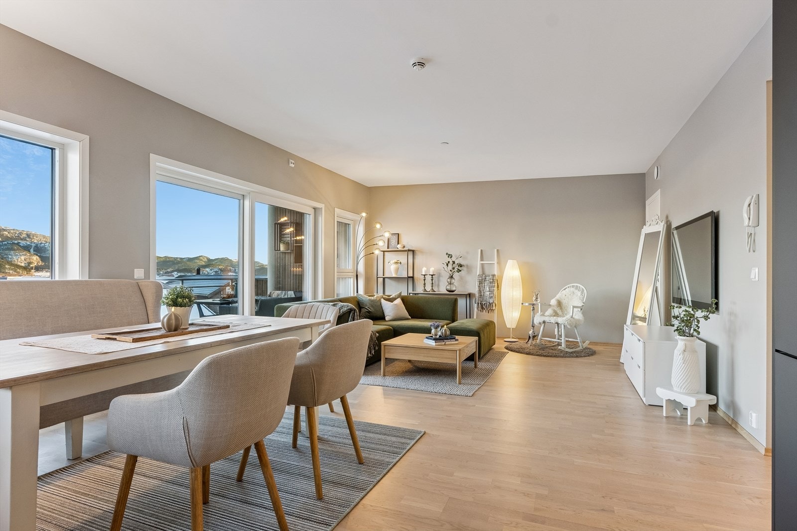 Balansert ventilasjon bidrar til ett sunt inneklima og energisparende oppvarming. Varmtvann og oppvarming er inkl. i felleskostnaden a konto kr 945,- Galleribilde