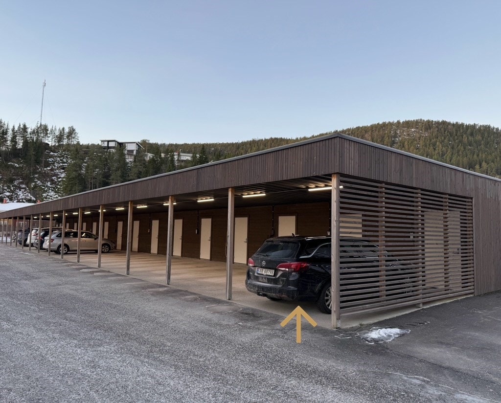 Parkering i egen carport på ca 15 m² i felles bygning, i tillegg er det godt med gjesteparkering. Galleribilde