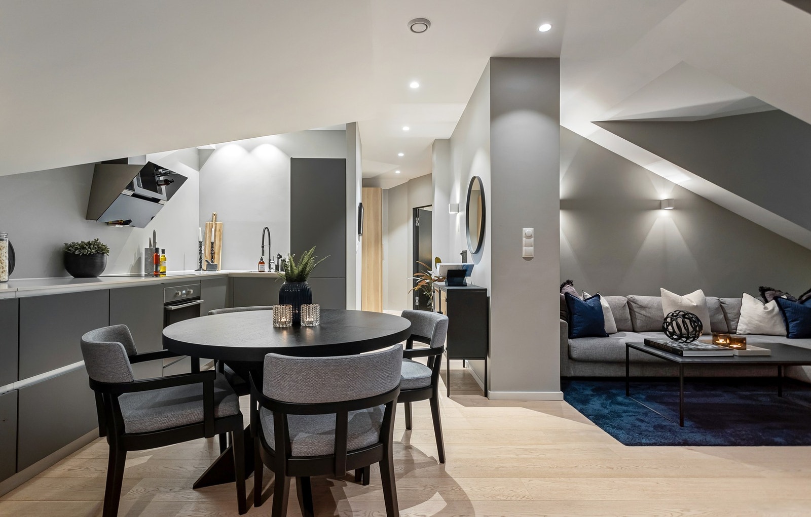 Gjennomført lysdesign i leiligheten, med downlights i himling og stemningsbelysning på veggflater. Galleribilde