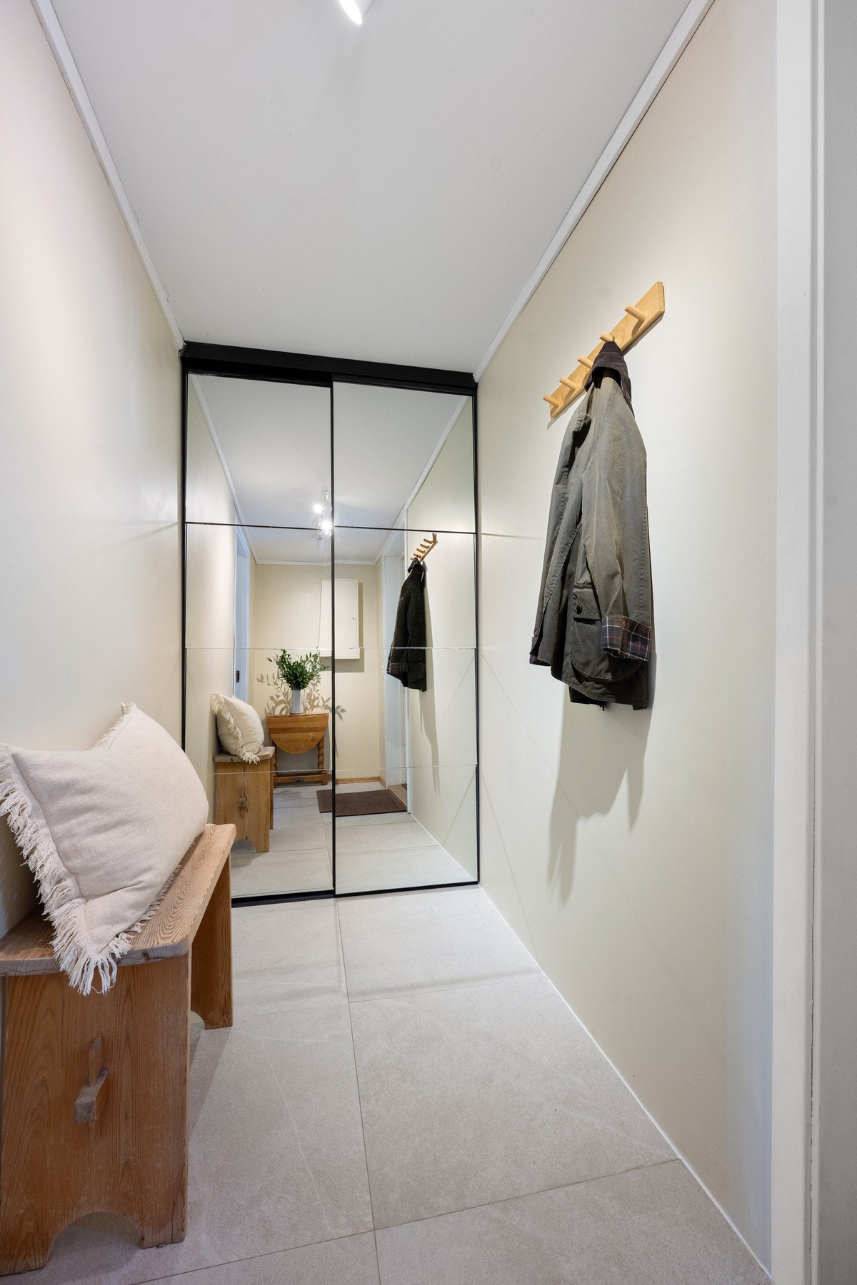 Lekker, flislagt gang med varmekabler. Ny skyvedørsgarderobe. Galleribilde