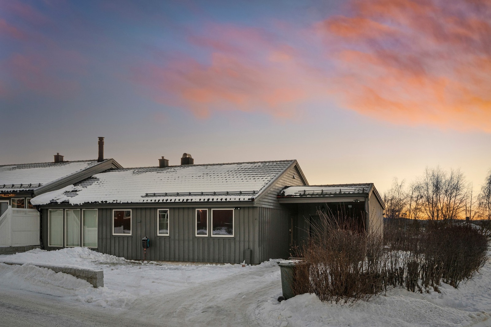 Boligen er også en av få i borettslaget som har privat innkjørsel. Galleribilde