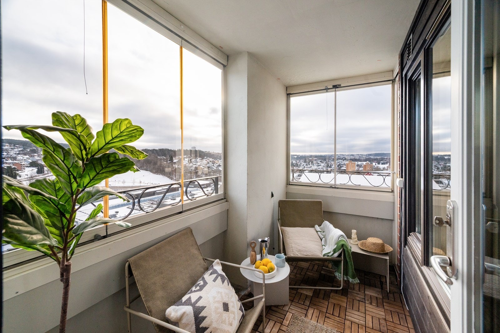 Fra stuen er det utgang til en herlig sydøstvendt balkong på ca. 5 kvm, som fungerer som en naturlig forlengelse av boligen i sommerhalvåret. Galleribilde