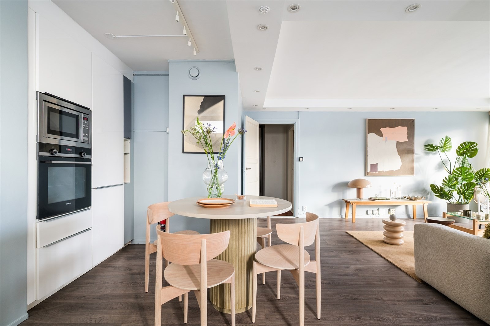 God plass til spisebord for hyggelige sammenkomster. Galleribilde