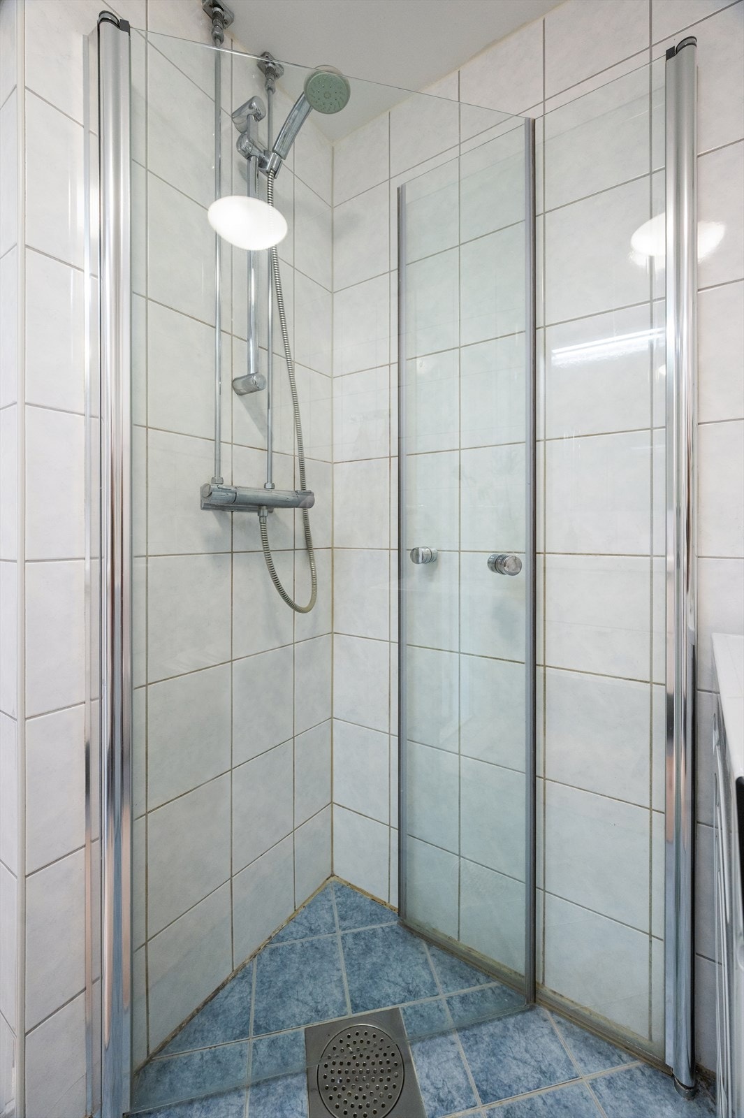 Videre har badet dusjhjørne med svingbare glassdører. Galleribilde