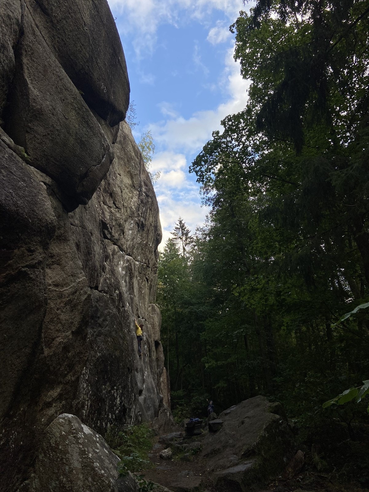 Kun 15 minutter å gå til Hellerud klatrefelt og buldresteiner i marka. Galleribilde
