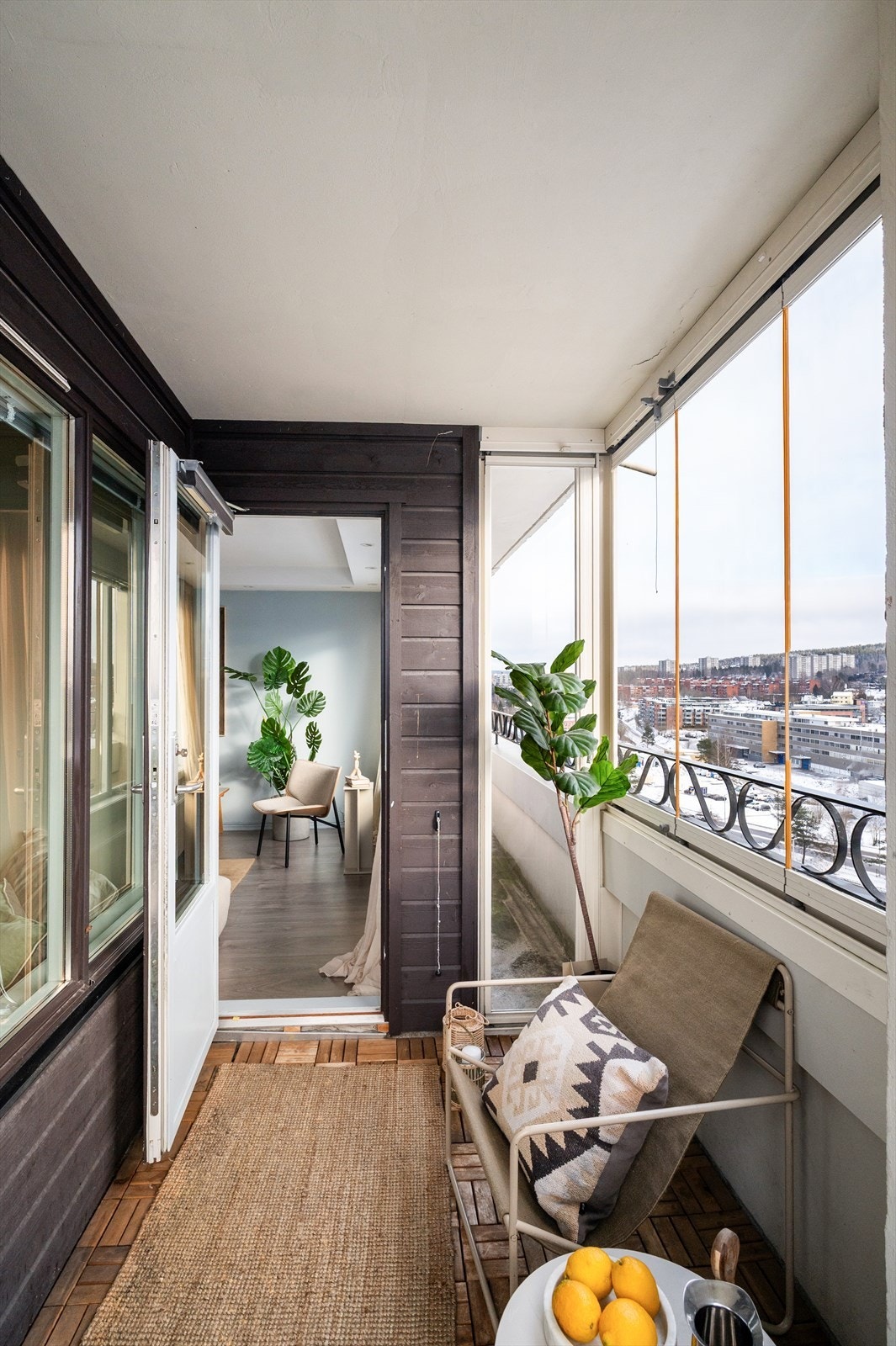 Balkongen har god plass til sittegruppe og beplantning, og byr på flotte utsiktsforhold. Gulvet er belagt med trefliser, og balkongen har rekkverk i betong med glassfelt som gir et moderne preg. Galleribilde