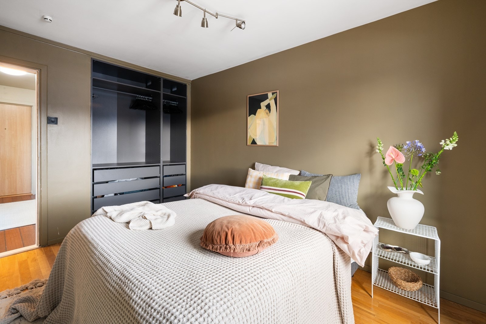 Det er også en praktisk garderobeløsning som gir godt med oppbevaringsplass. Galleribilde