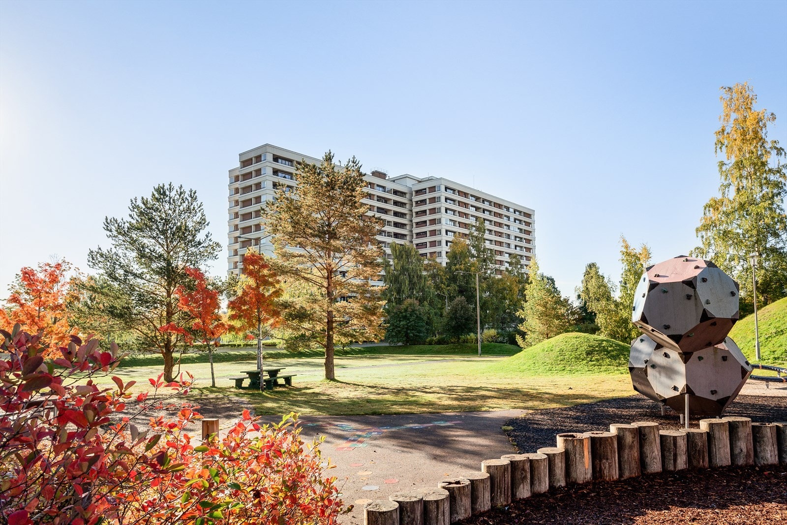 Attraktiv og sentral beliggenhet på Tveita med nærhet til offentlig transport, butikker og marka. Galleribilde