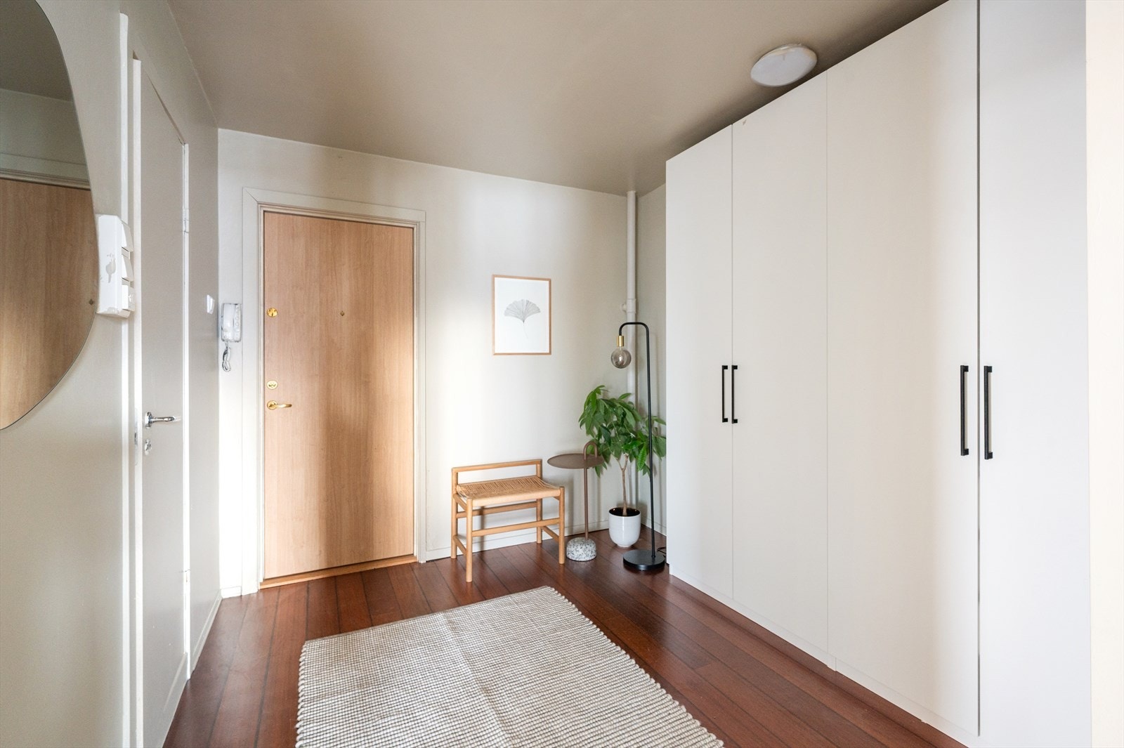 Romslig entré som gir et godt førsteinntrykk av boligen. Her er det god plass til oppheng av yttertøy og oppbevaring av sko. Galleribilde