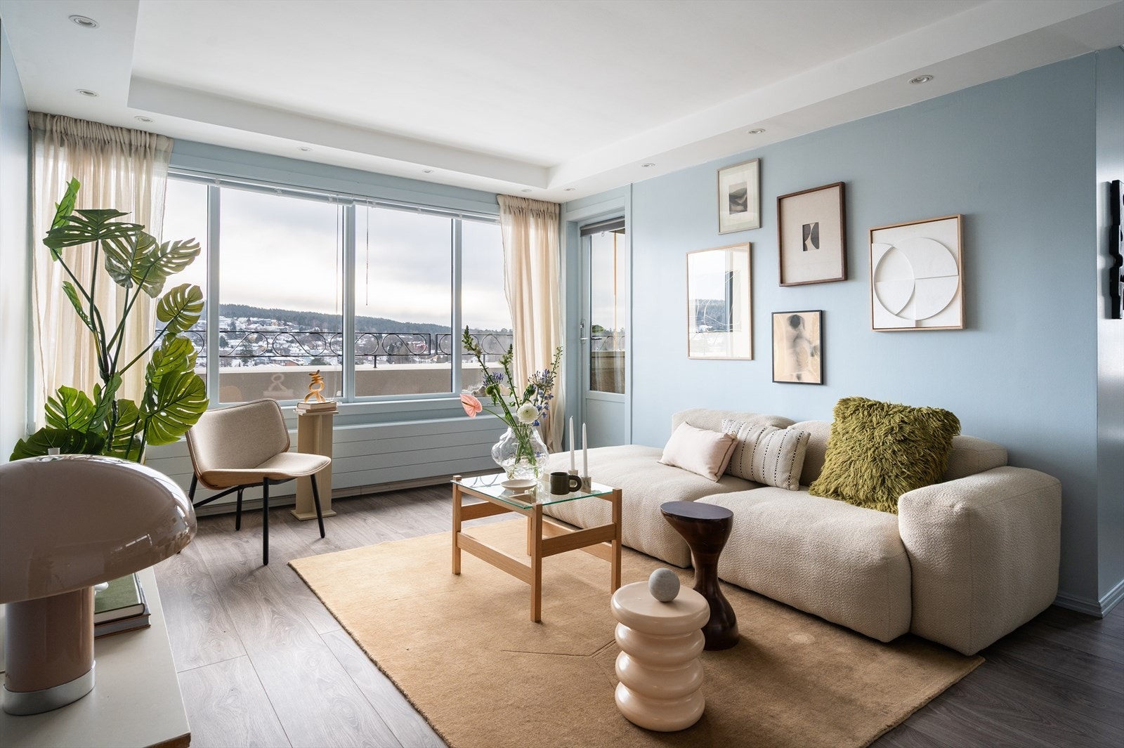 Stuen oppleves lys og luftig med gode, naturlige lysinnslipp. Galleribilde