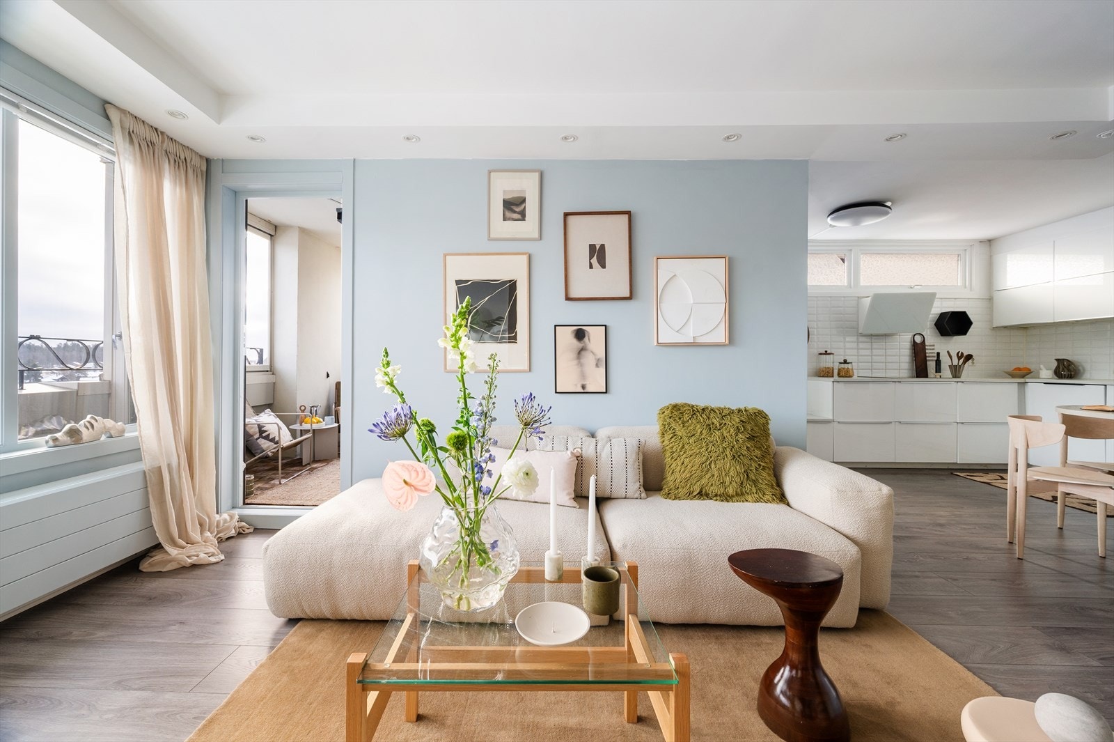 Stuen ligger i delvis åpen løsning mot kjøkkenet og bidrar til en sosial og luftig planløsning. Galleribilde